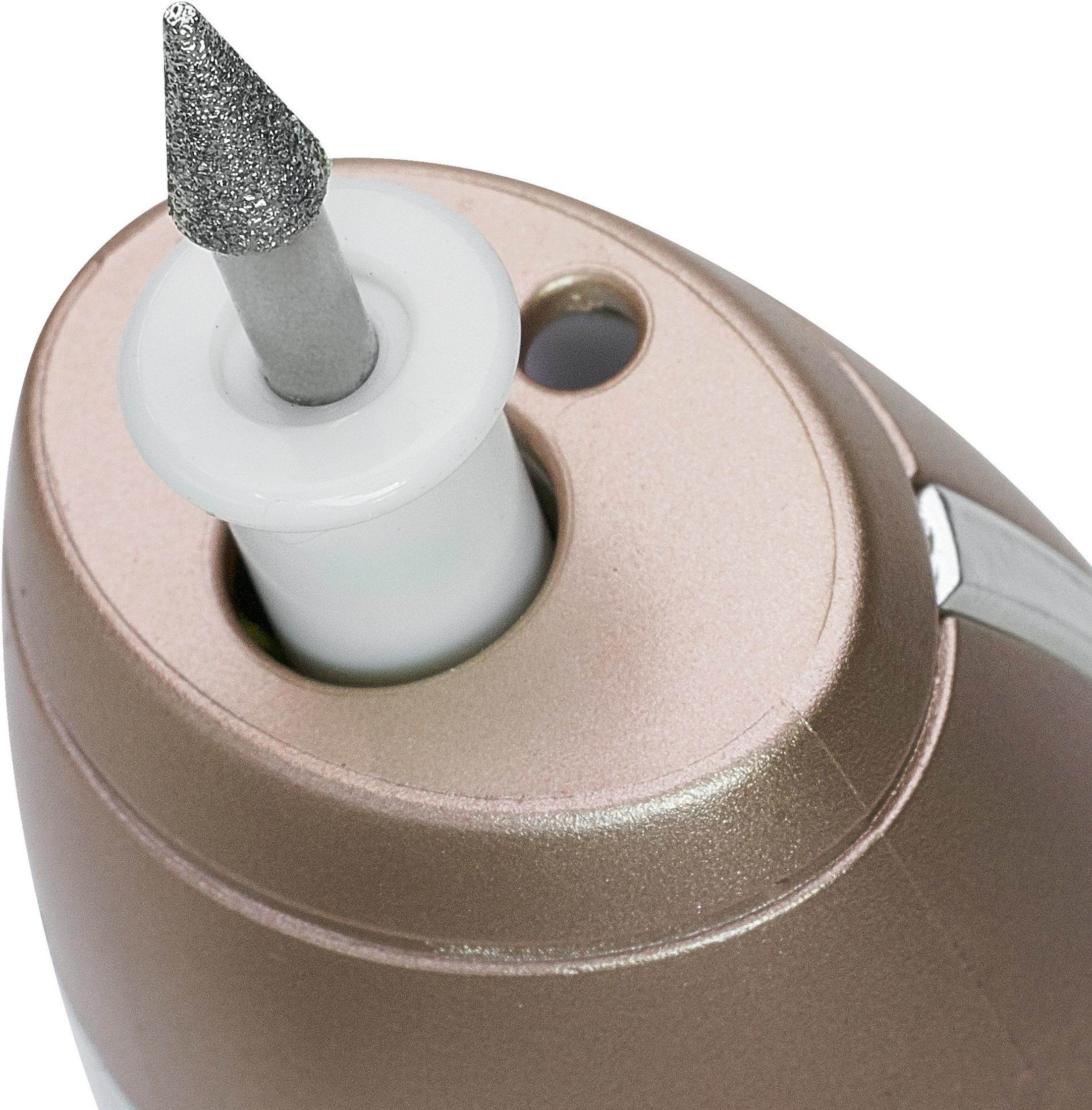 Zbliżenie na urządzenie w kolorze różowego złota ze srebrną, spiczastą i teksturowaną głowicą. Wygląda na narzędzie do pielęgnacji paznokci.