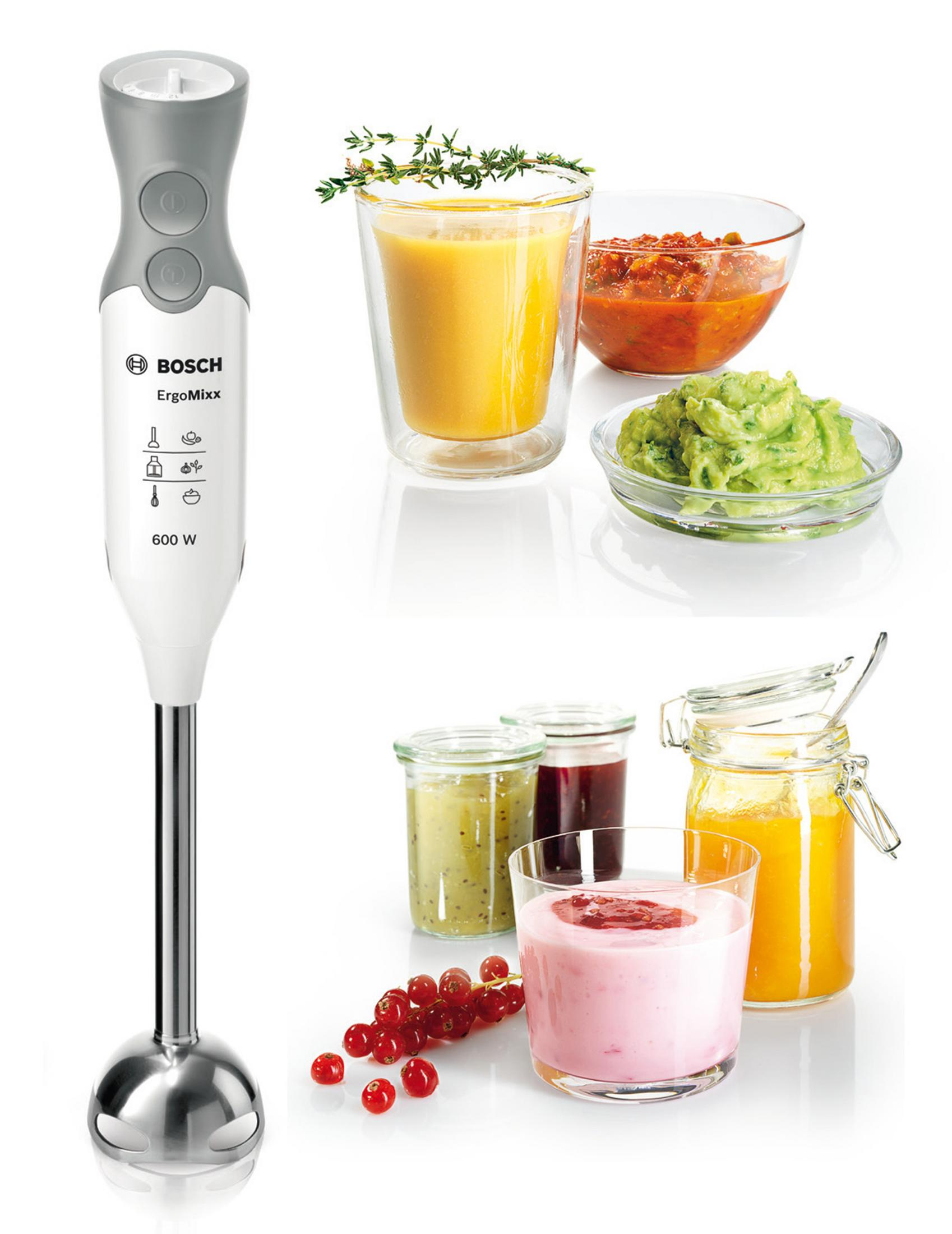 Biały i szary blender ręczny z różnymi produktami spożywczymi: koktajle, sosy i owoce.