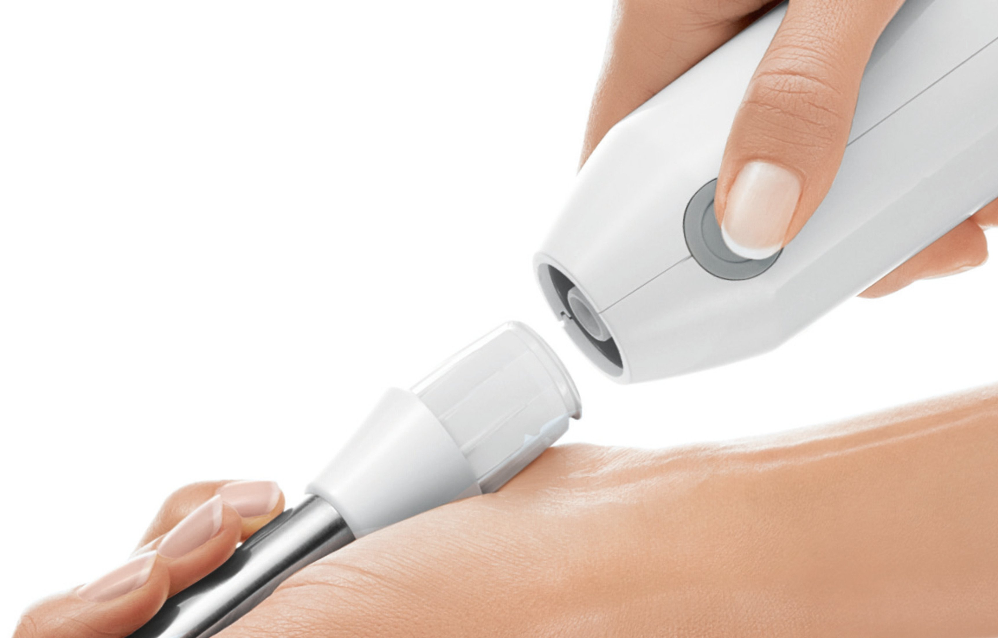 Ręka łączy głowicę blendera z białym blenderem ręcznym.