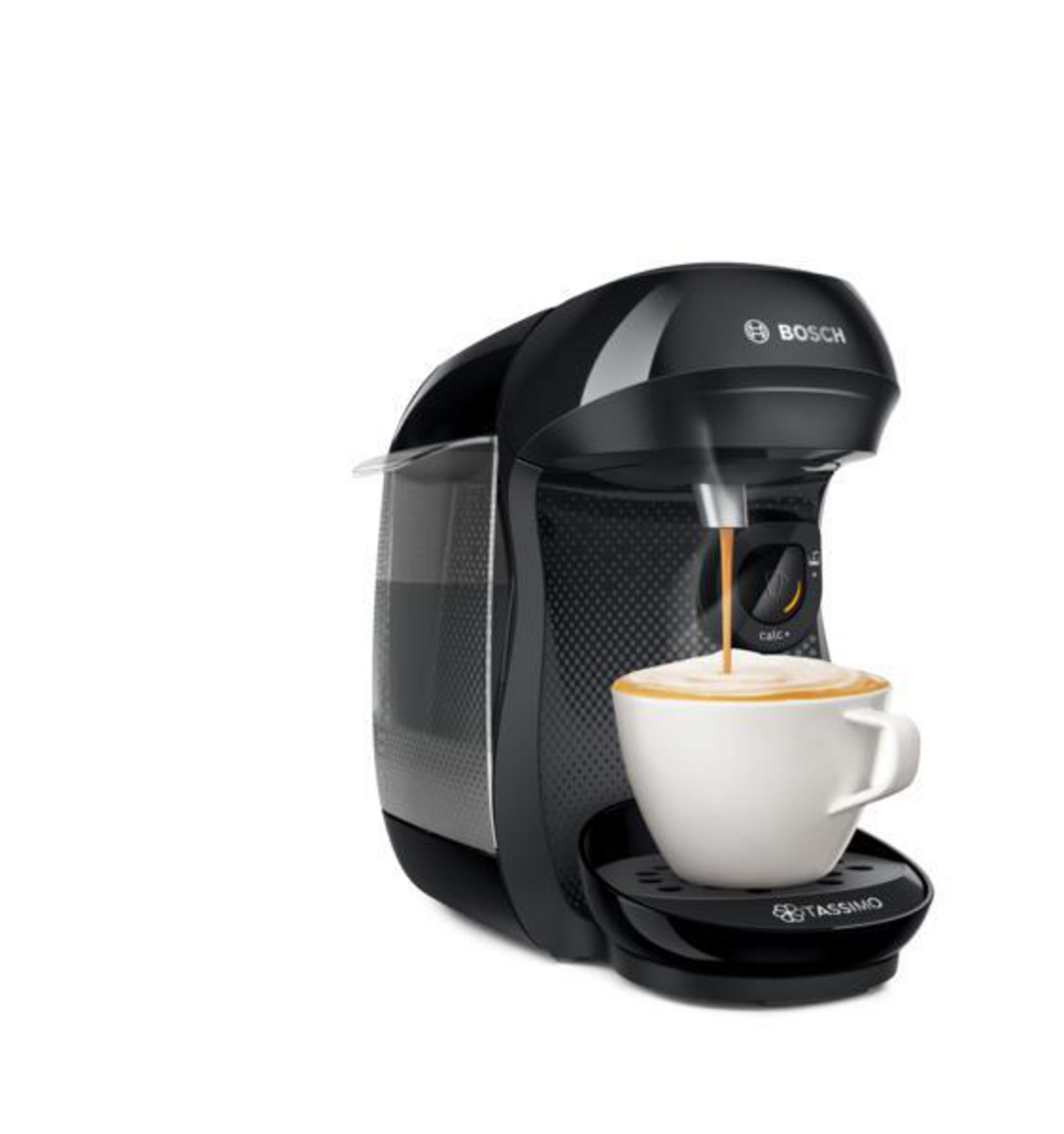 Macchina da caffè Tassimo nera con una tazza bianca, caffè che si versa.