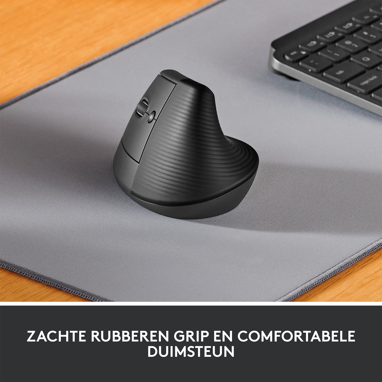 Czarna ergonomiczna mysz na szarej podkładce, z klawiaturą w tle.