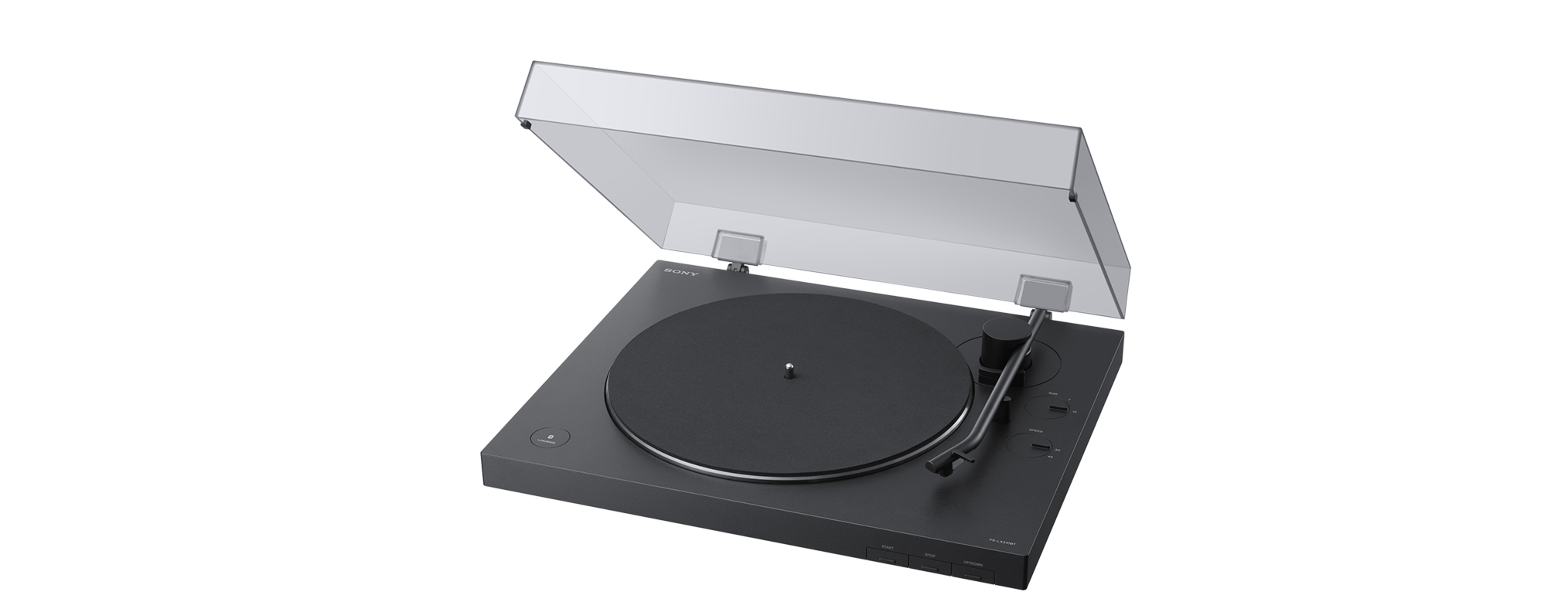 Un tocadiscos negro con tapa transparente, sobre fondo blanco, toma en ángulo.