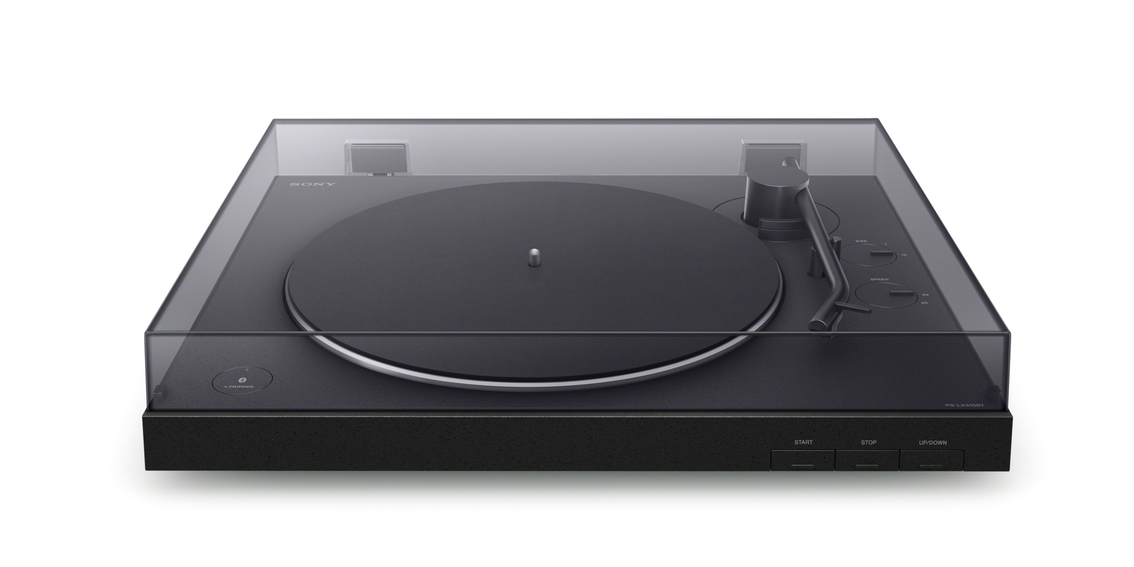 Tocadiscos negro con cubierta transparente, sobre fondo blanco.