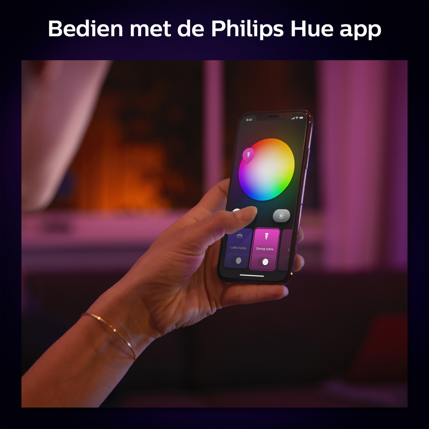 Persona che usa un telefono con un'interfaccia colorata, app Philips Hue.
