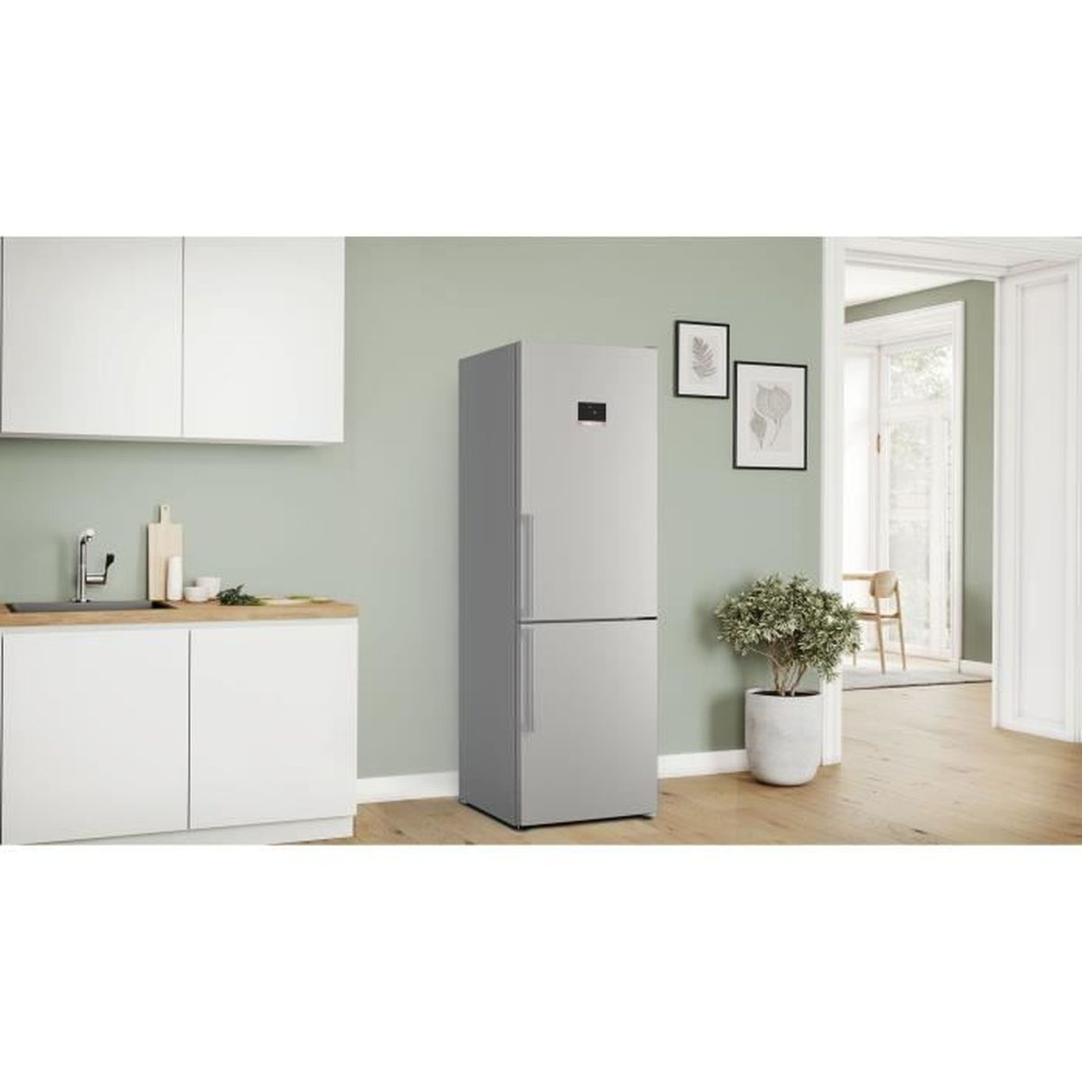 Silberner Kühlschrank mit zwei Türen, in einem Raum mit neutralgrünen Wänden und einem weißen Schrank.