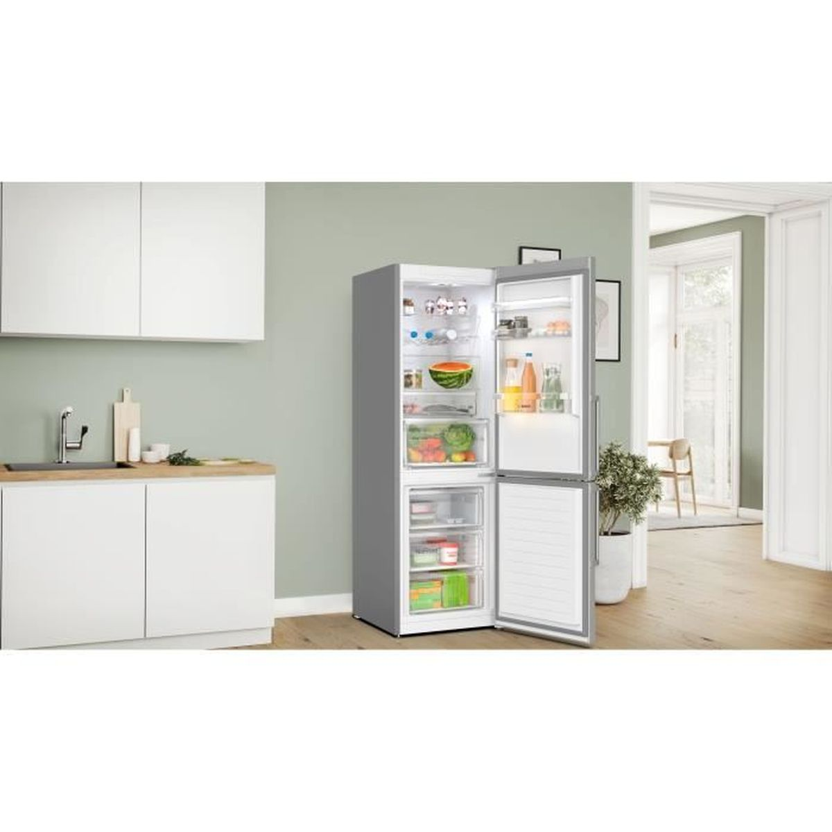 Ein Kühlschrank mit geöffneter Tür, der Lebensmittel im Inneren zeigt, in einer Küchenumgebung.