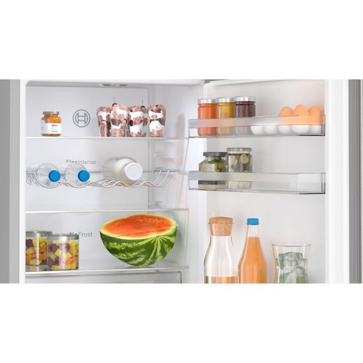 In einem Kühlschrank mit Regalen. Enthält Gläser, Flaschen, Eier und eine Wassermelonen-Scheibe.