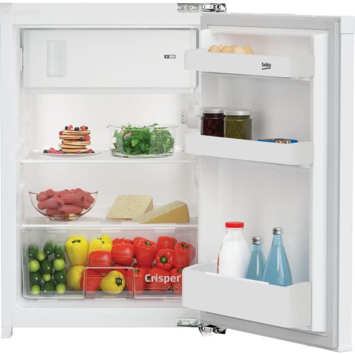 Offener Kühlschrank mit Lebensmitteln, Gemüse, Gläsern und Getränken.