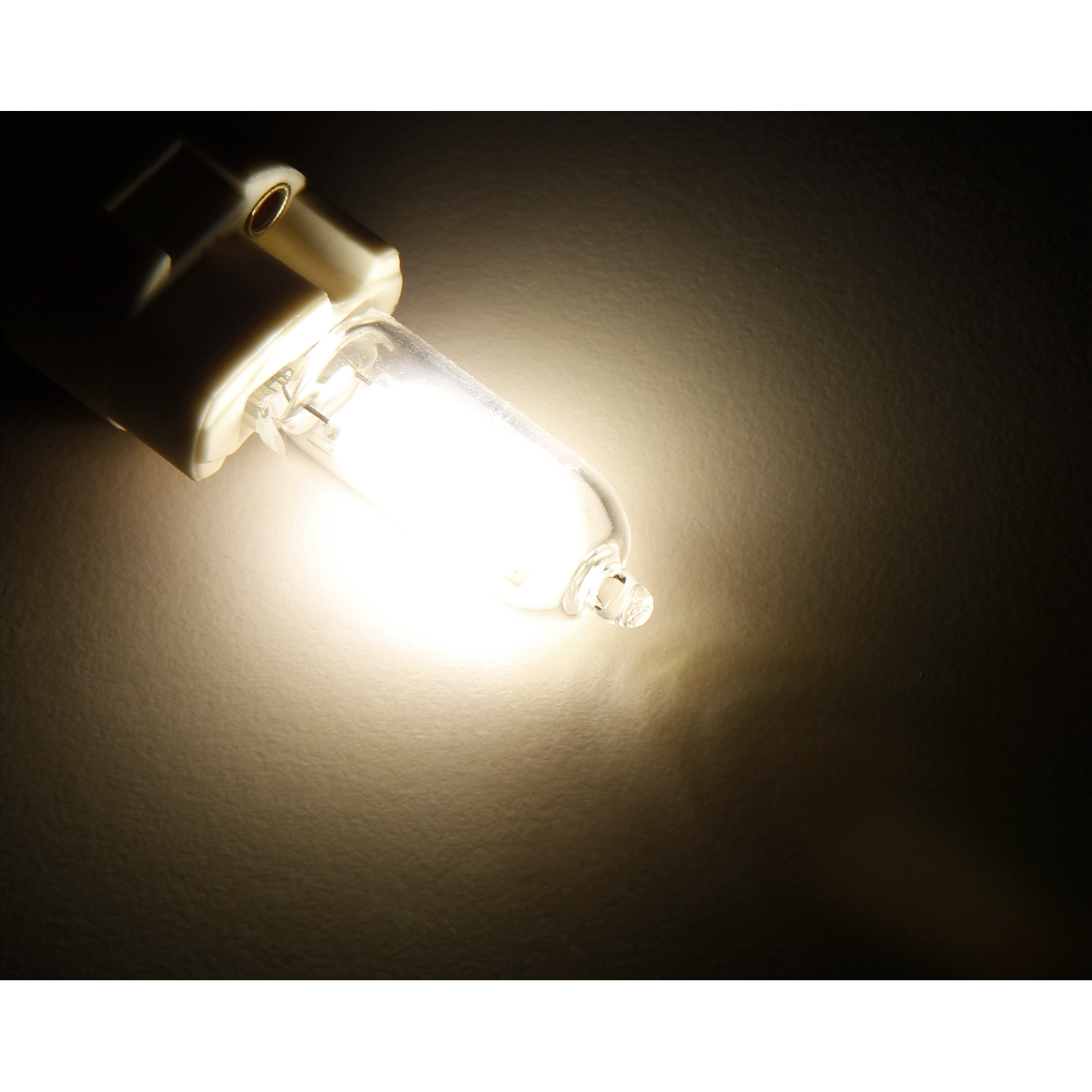 Glühbirne mit hellem Licht. Der Hintergrund ist eine neutrale, warme Farbe.