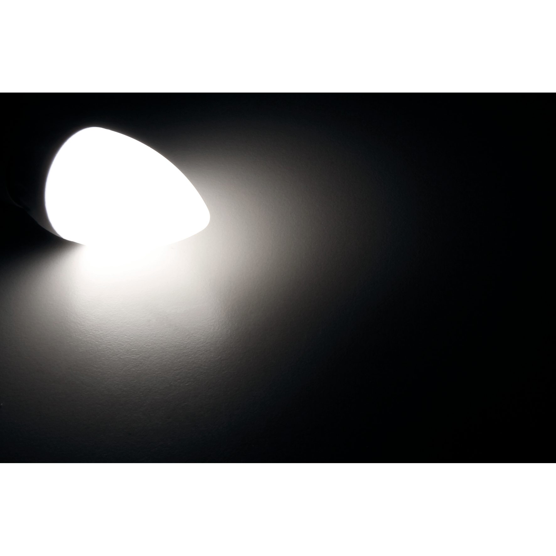 Helles Licht, das einen dunklen Raum beleuchtet und einen Kontrast erzeugt.