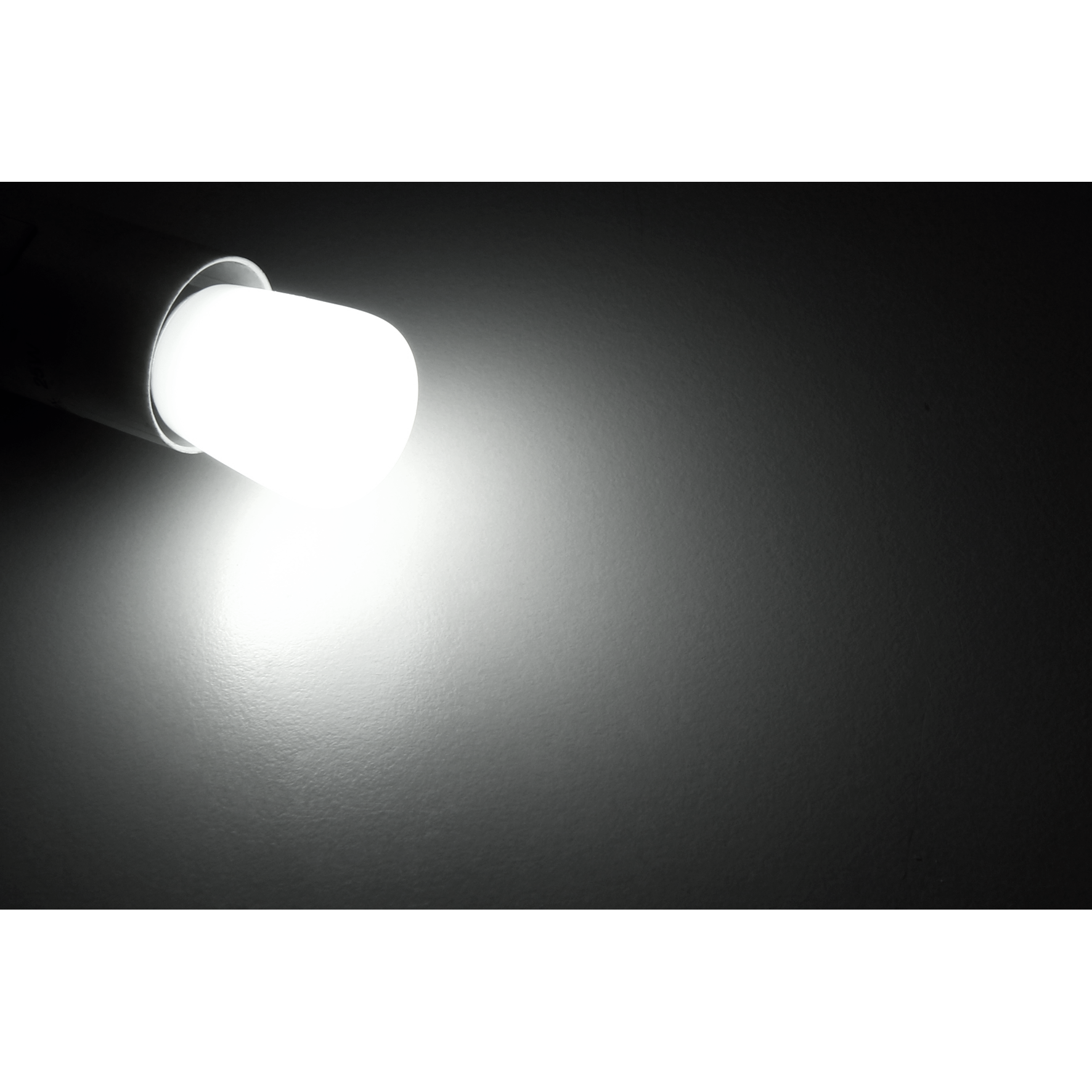 Eine weiß leuchtende Glühbirne vor einer dunkelgrauen Wand, die einen Lichtverlauf erzeugt.