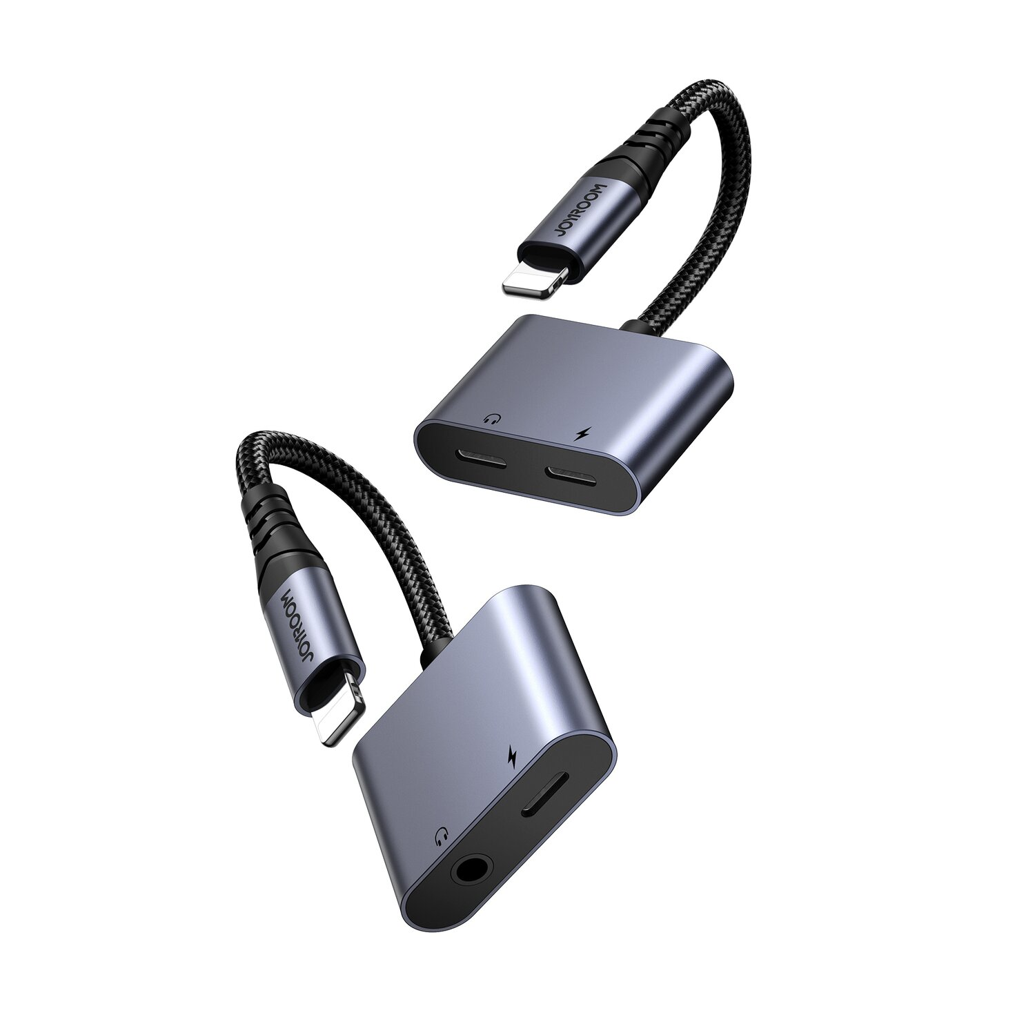 Due adattatori argentati con cavi intrecciati neri. Uno ha connettore Lightning, l'altro USB-C.