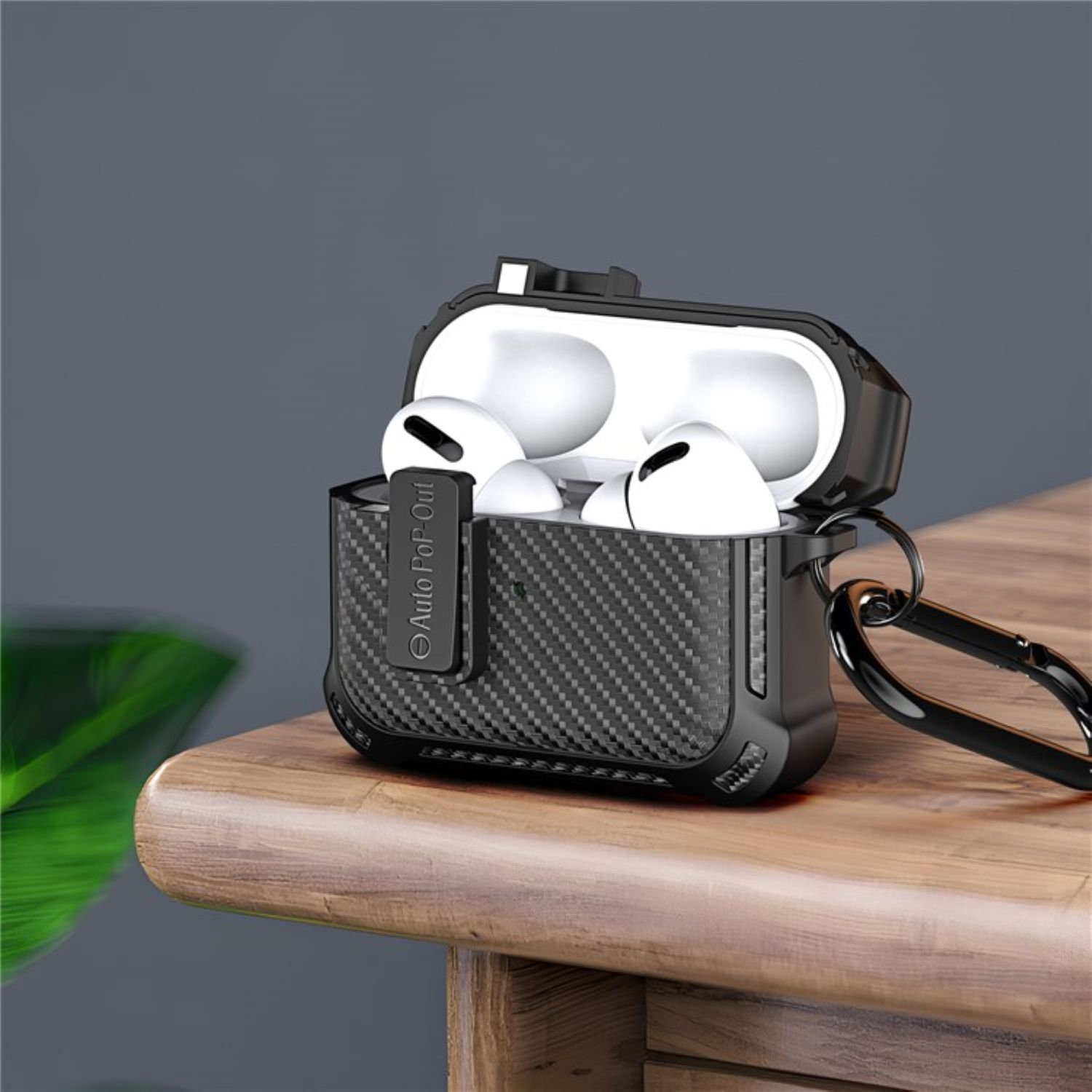 Schwarzes AirPods-Case, geöffnet, mit AirPods darin, auf einem Holztisch.