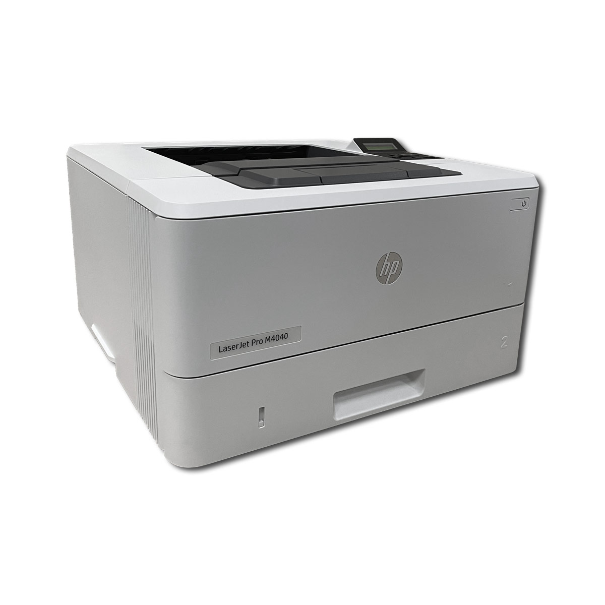 Weißer und grauer HP Laserjet Pro M404 Drucker auf weißem Hintergrund. Winkelansicht.