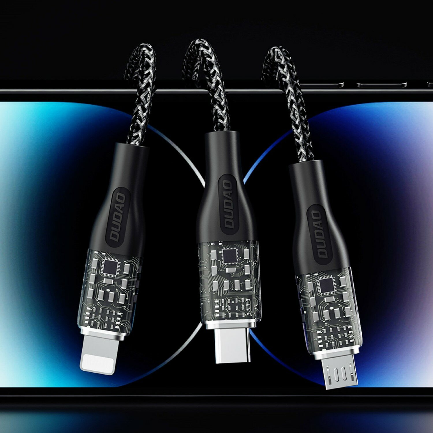 Drei schwarze Ladekabel mit verschiedenen Anschlüssen auf unscharfem Hintergrund.
