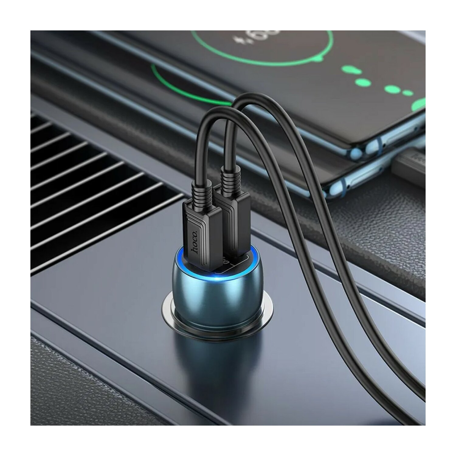 Ein Autoladegerät mit zwei schwarzen USB-Kabeln, die eingesteckt sind, mit blauem Licht. Dunkler Hintergrund.