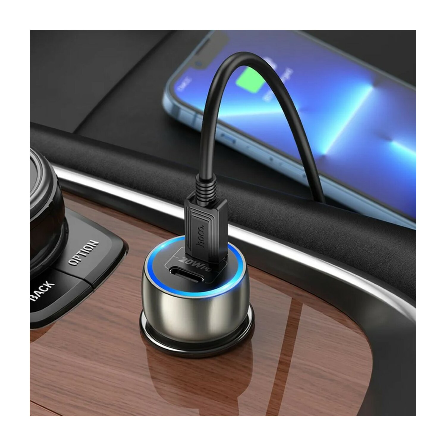 Autoladegerät. Schwarzes Kabel an USB-Anschluss angeschlossen. Telefon wird geladen. Holzoberfläche.