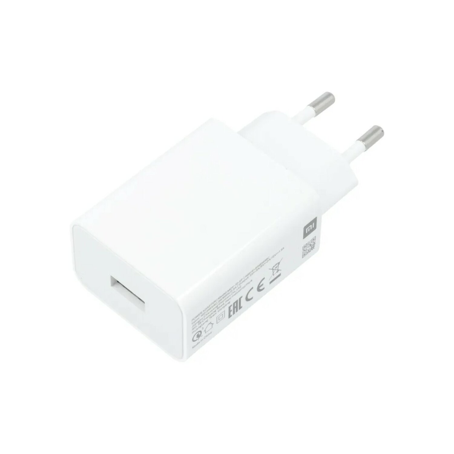 Weißes Wandladegerät mit USB-Anschluss und zwei Stiften für die Steckdose.