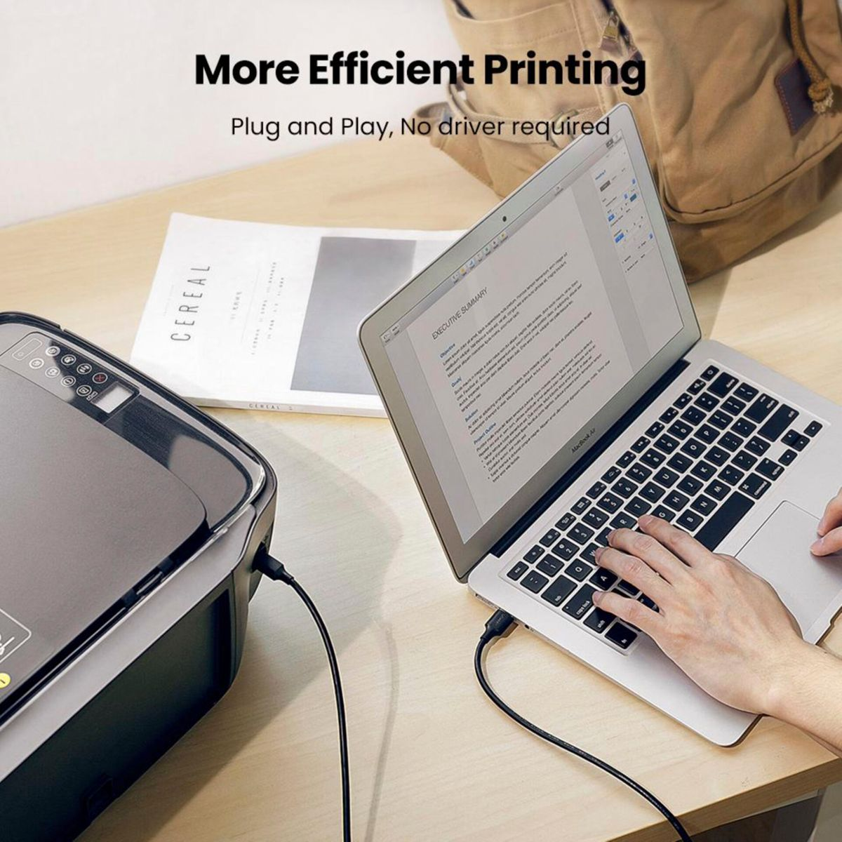 Laptop podłączony do drukarki. Osoba pisze na klawiaturze laptopa.