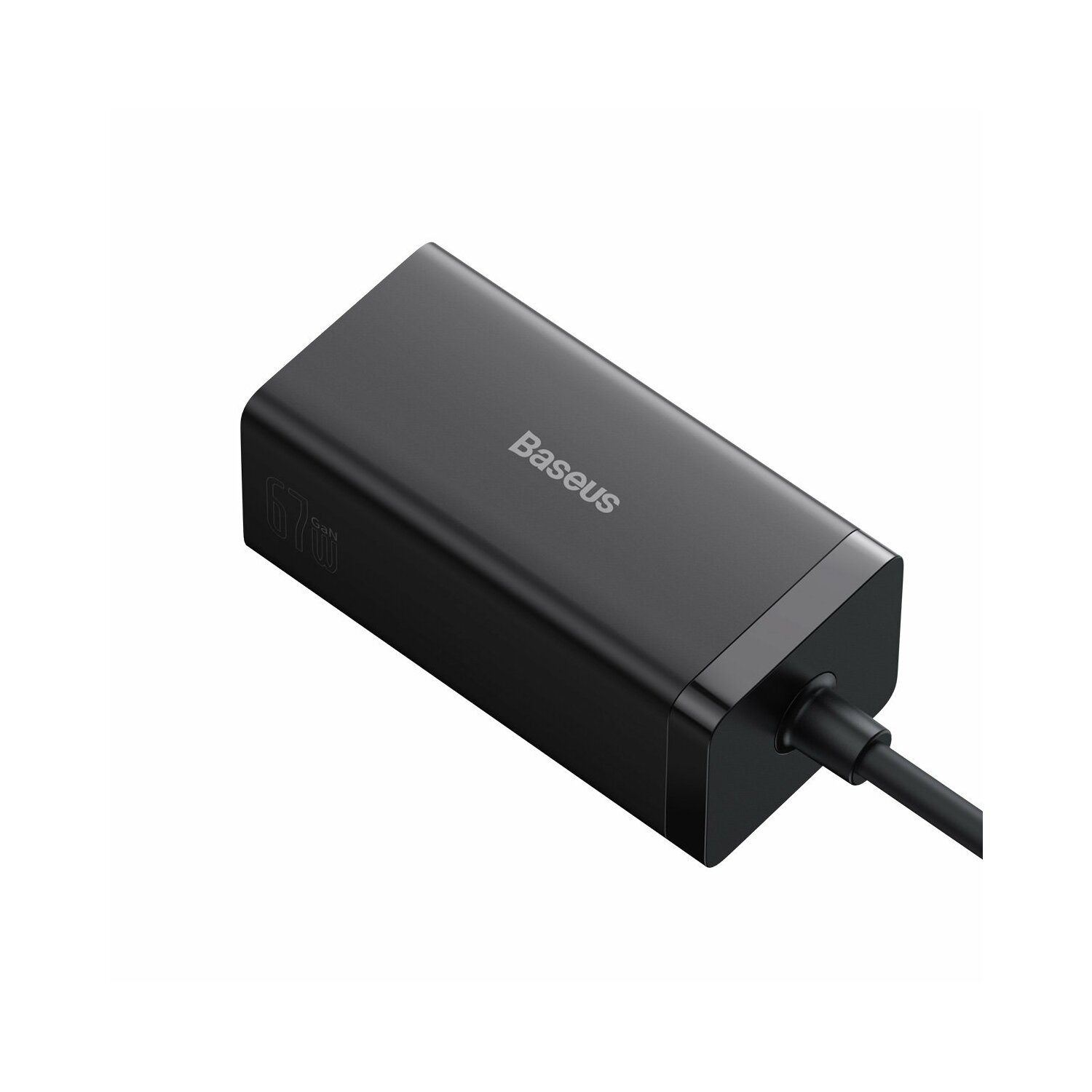 Czarny zasilacz z napisem 'Baseus' i specyfikacjami zasilania. Czarny przewód. Widok pod kątem.