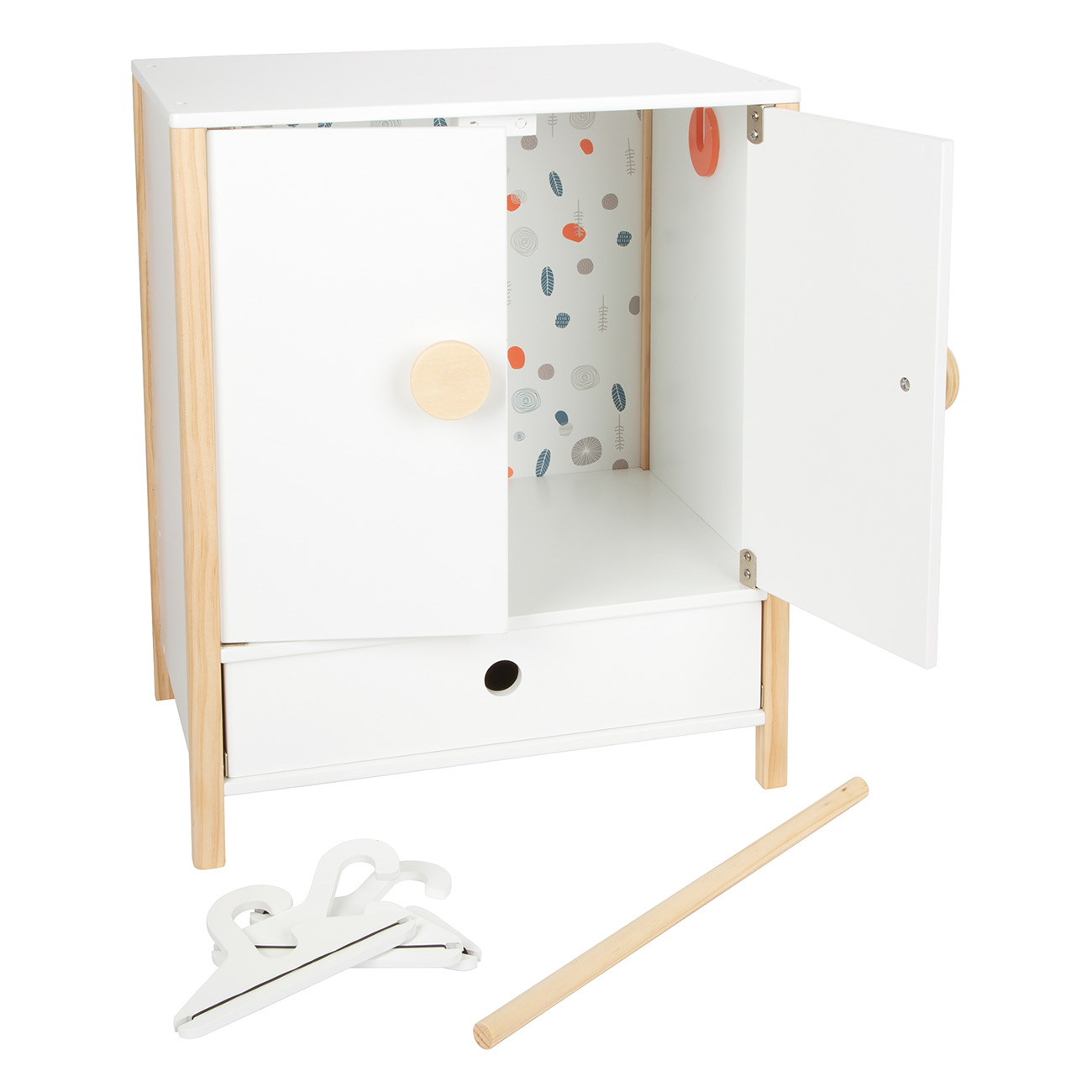Weißer Puppenkleiderschrank mit geöffneten Türen und Schublade, plus Kleiderbügel und Stange.