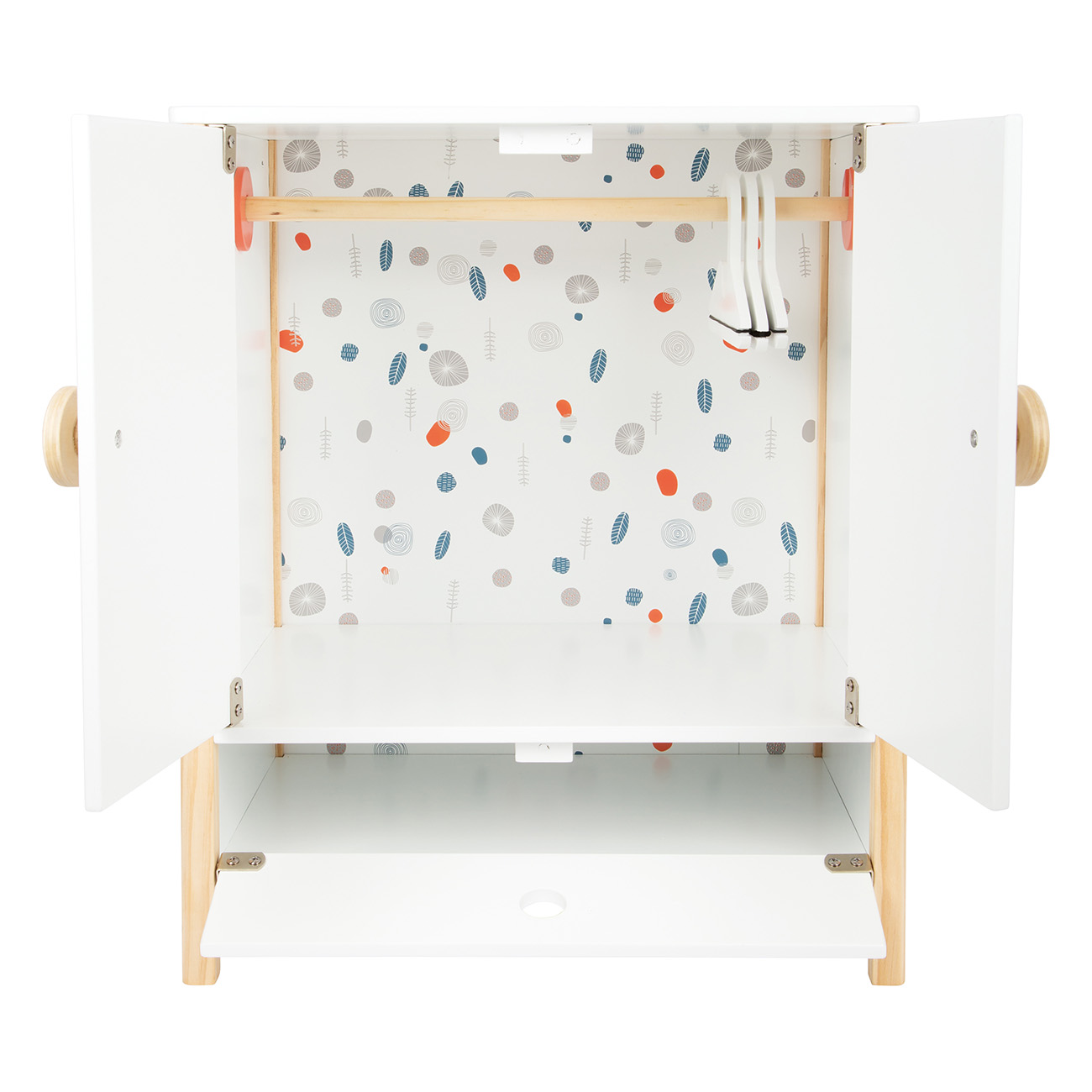 Ein weißer Holzschrank mit offenen Türen. Innen eine Kleiderstange und gemusterte Rückwand.