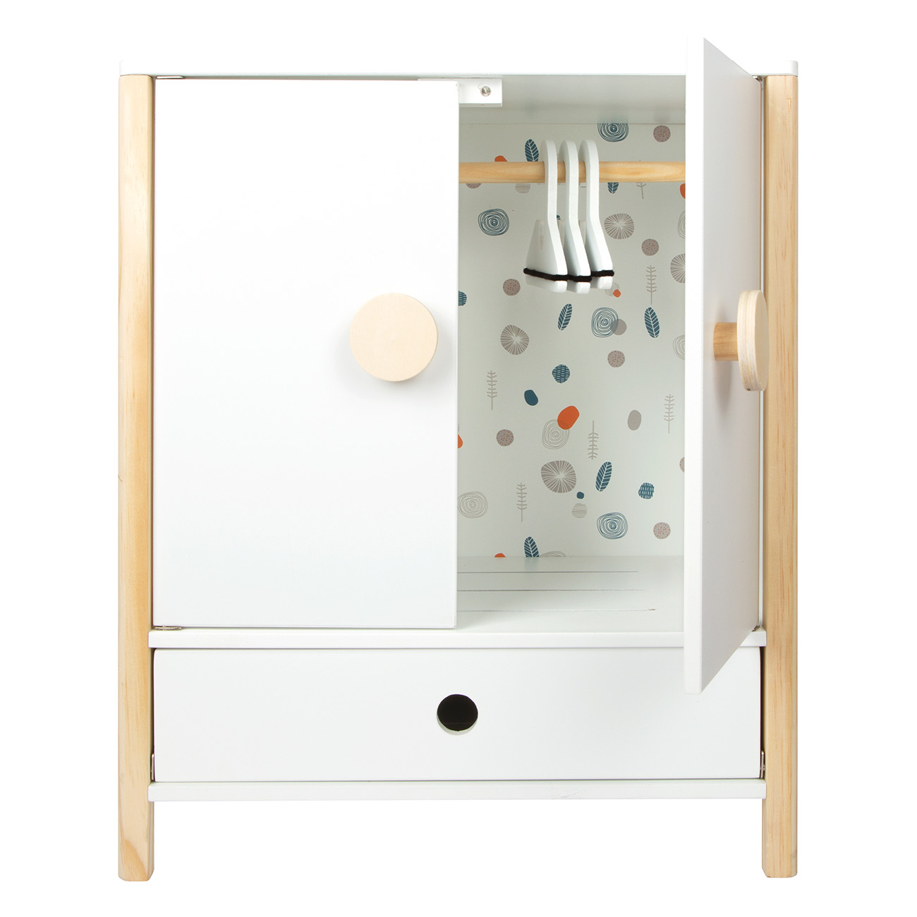 Weißer Kleiderschrank mit Schublade. Eine Tür offen, gemusterter Innenraum.