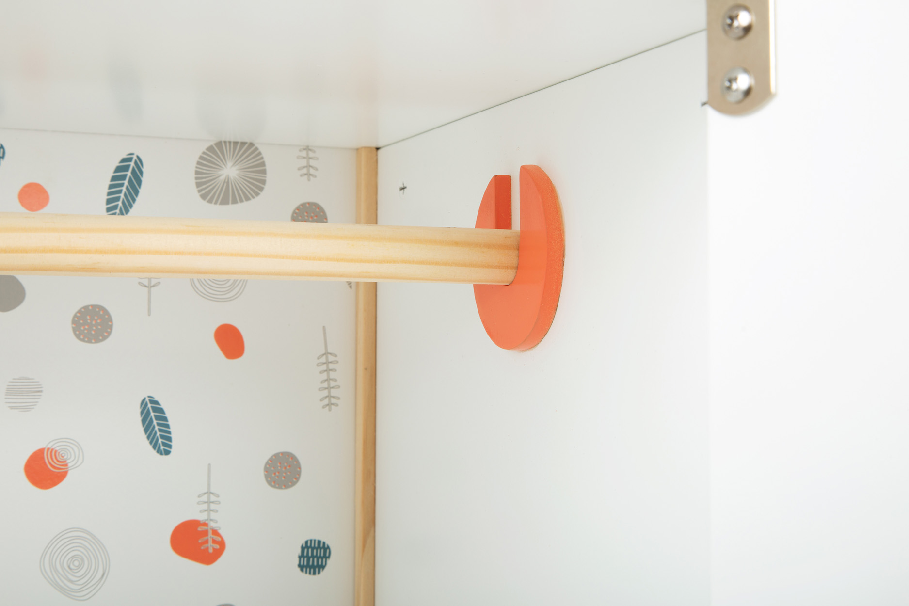 In einem Schrank. Eine Holzstange, die von einer Halterung gehalten wird. Tapete mit orangefarbenen und grauen Mustern.