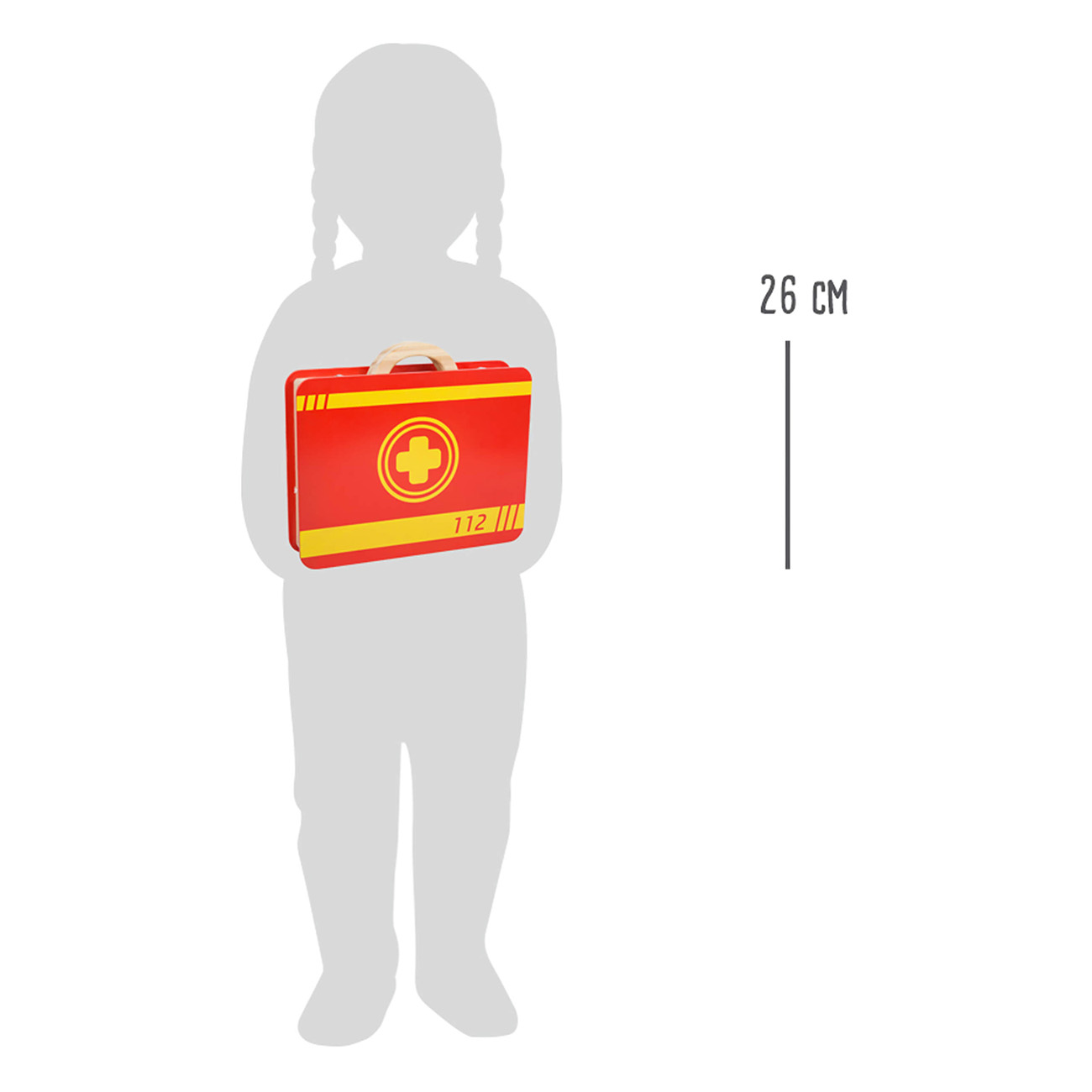 Ein Kind hält einen roten Spielzeug-Erste-Hilfe-Kasten mit Kreuzsymbol. Der Kasten ist 26 cm hoch.