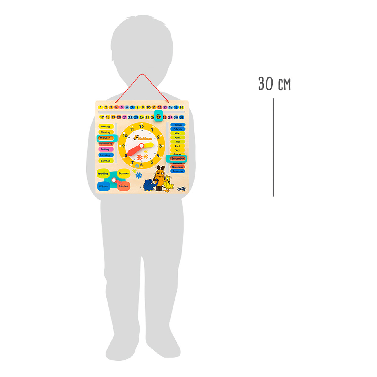Bambino che tiene in mano una tavola calendario in legno. Il calendario ha illustrazioni colorate e un cordino rosso.