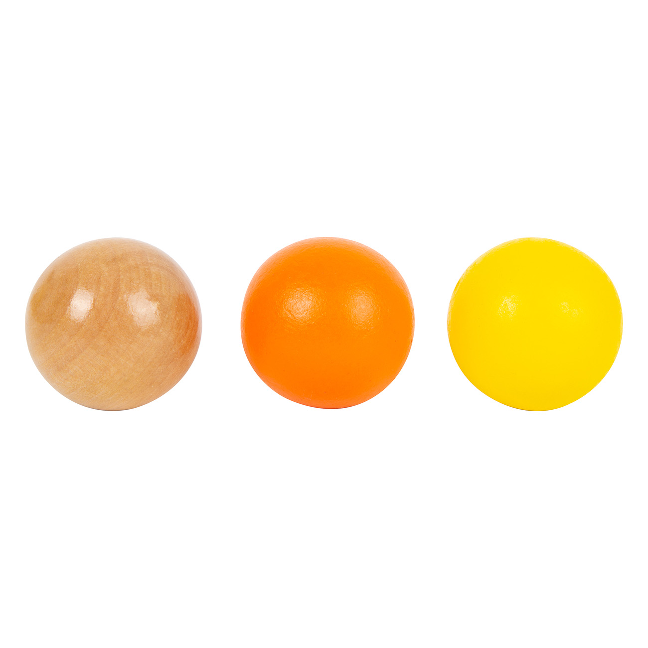 Drei Holzkugeln, orange und gelb. Sie liegen auf weißem Untergrund.
