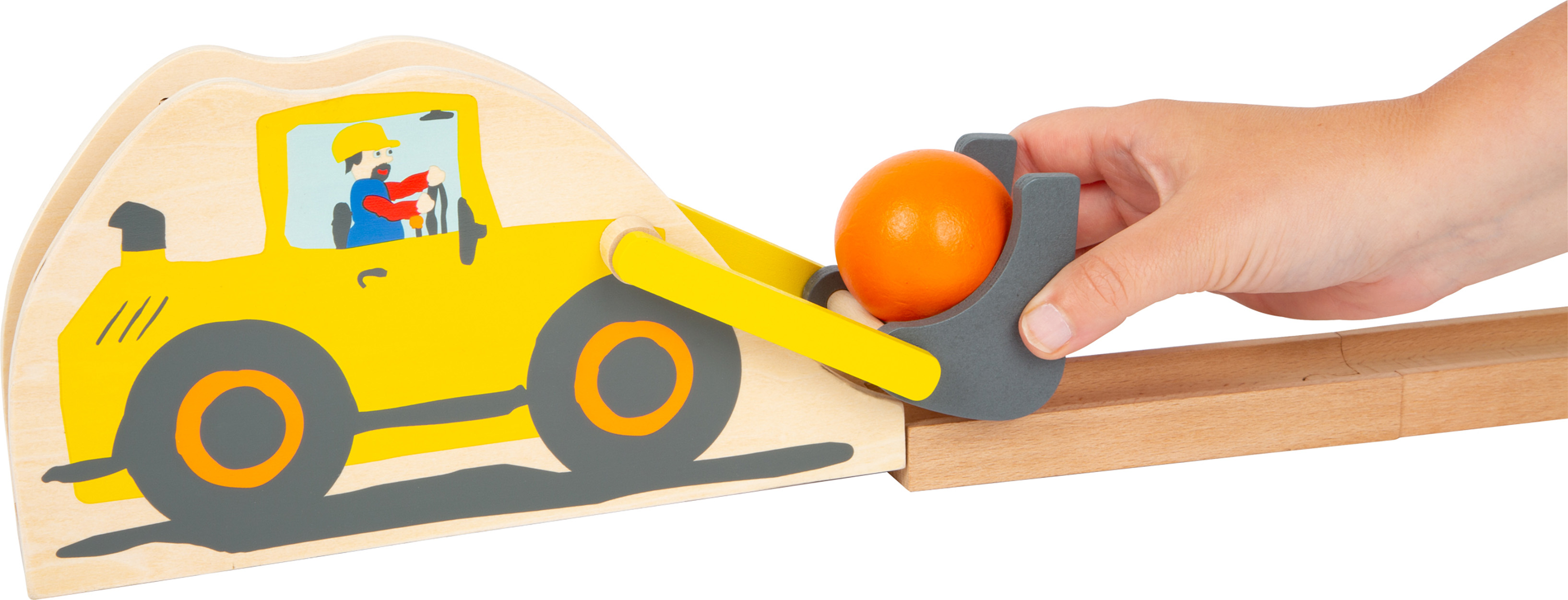 Holzspielzeug mit gelbem Baufahrzeug, das einen orangenen Ball hält. Eine Hand ist zu sehen.