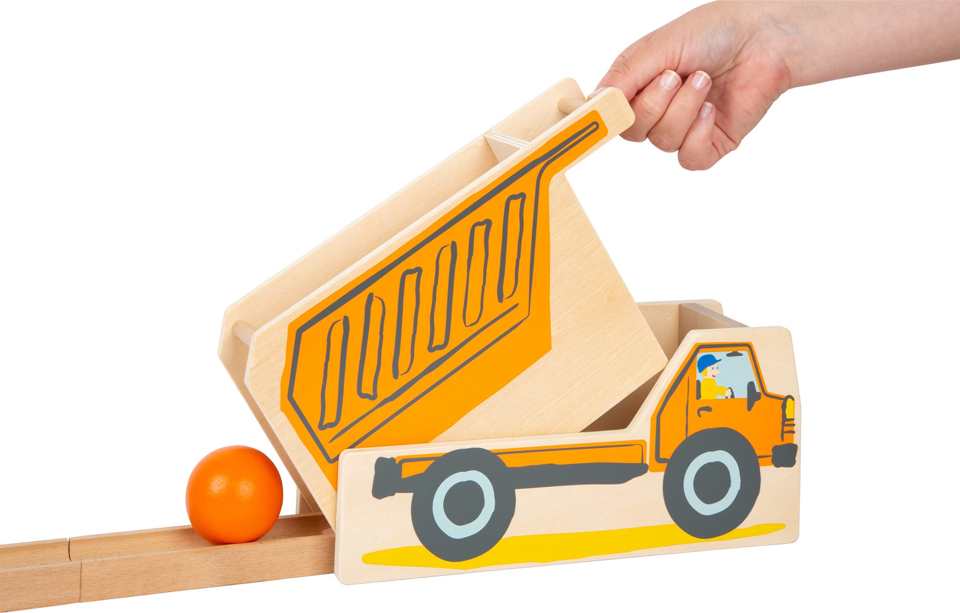 Holzspielzeug-Muldenkipper mit orangem Ball, Hand berührt es.