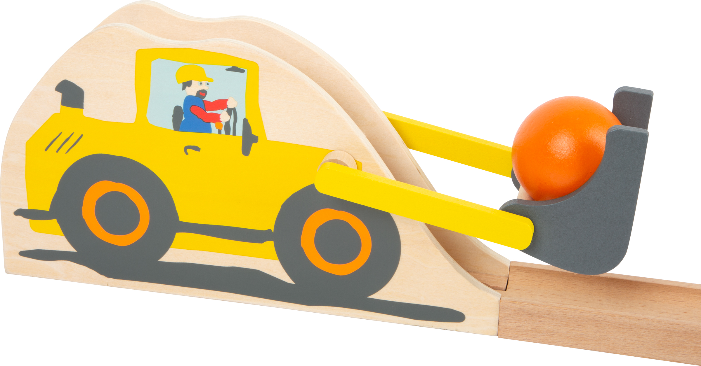 Ein Holzspielzeug mit einem gelben Lastwagen, der eine orangefarbene Kugel eine Rampe hinunterdrückt.