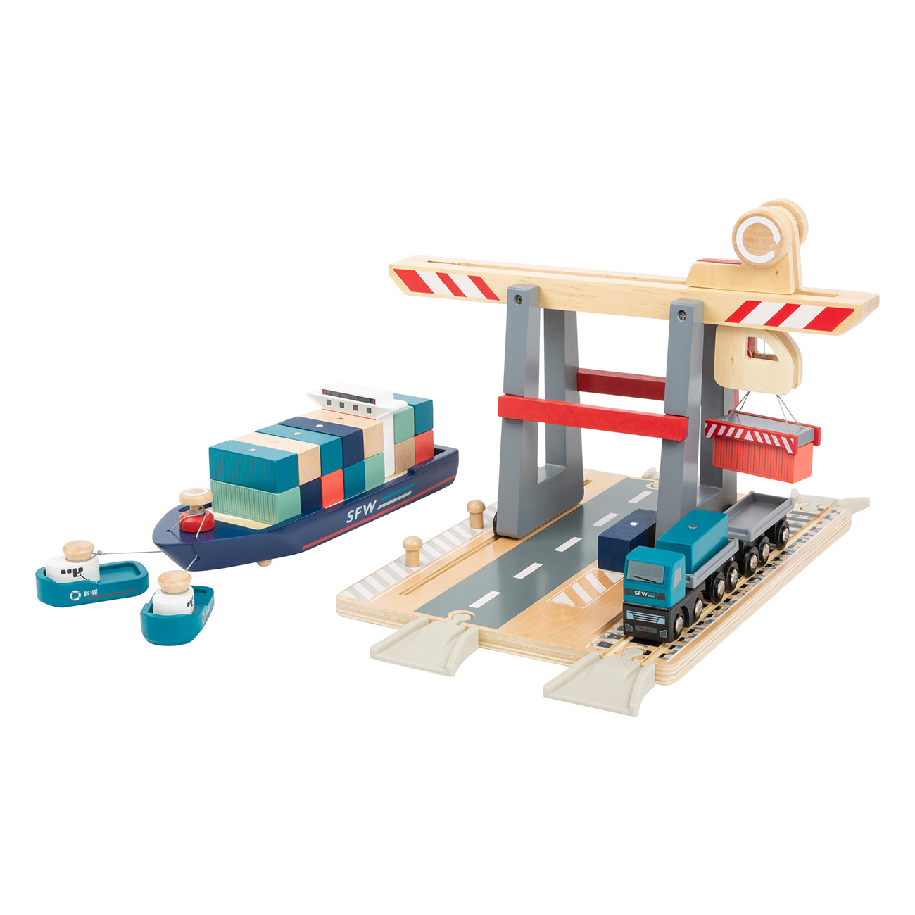 Spielzeug-Hafenszene aus Holz mit Schiff, Schleppern, Lastwagen und einem Kran. Weißer Hintergrund.