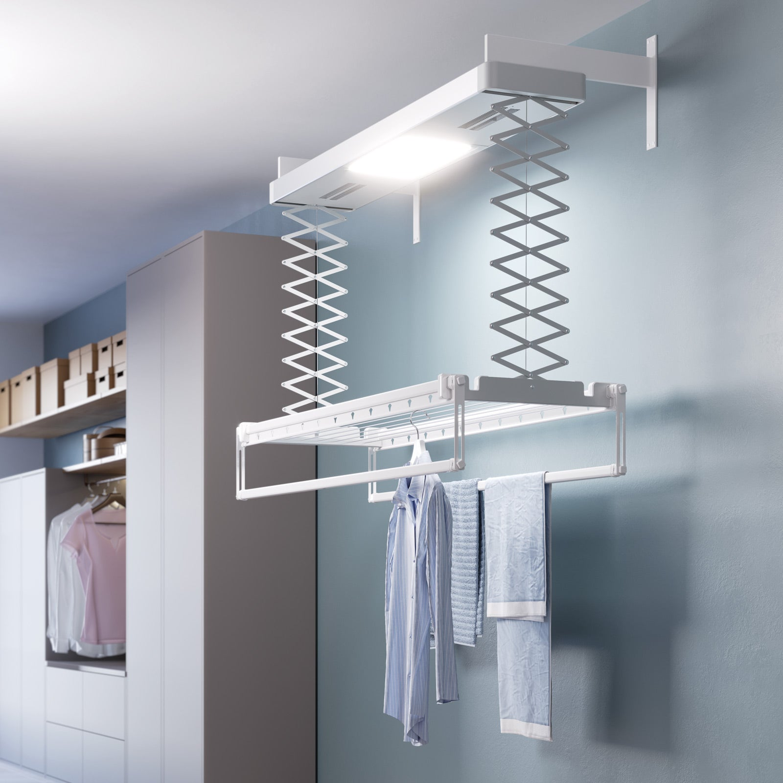 Stendibiancheria a soffitto con vestiti appesi.