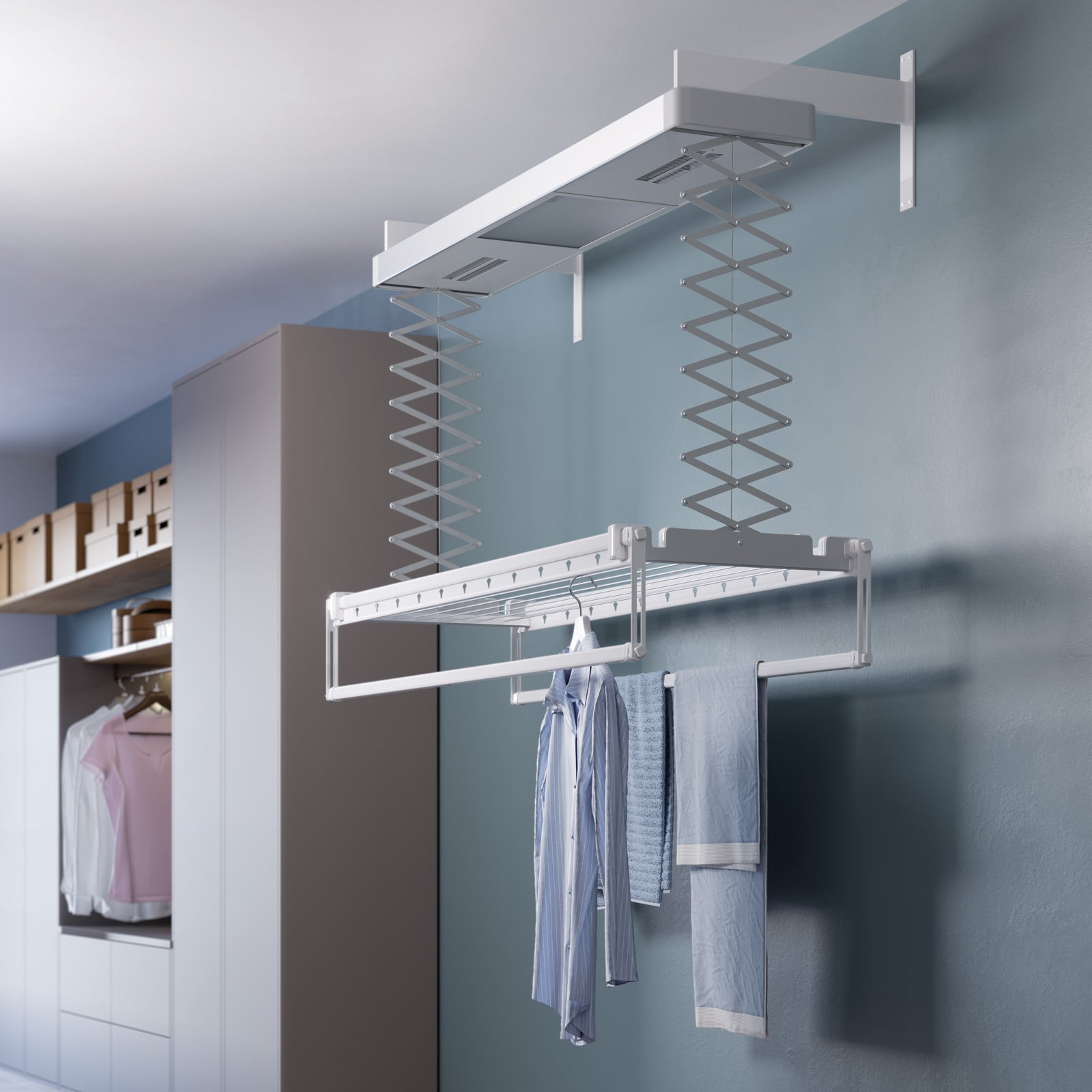 Stendibiancheria bianco montato a soffitto con vestiti. Sfondo blu.