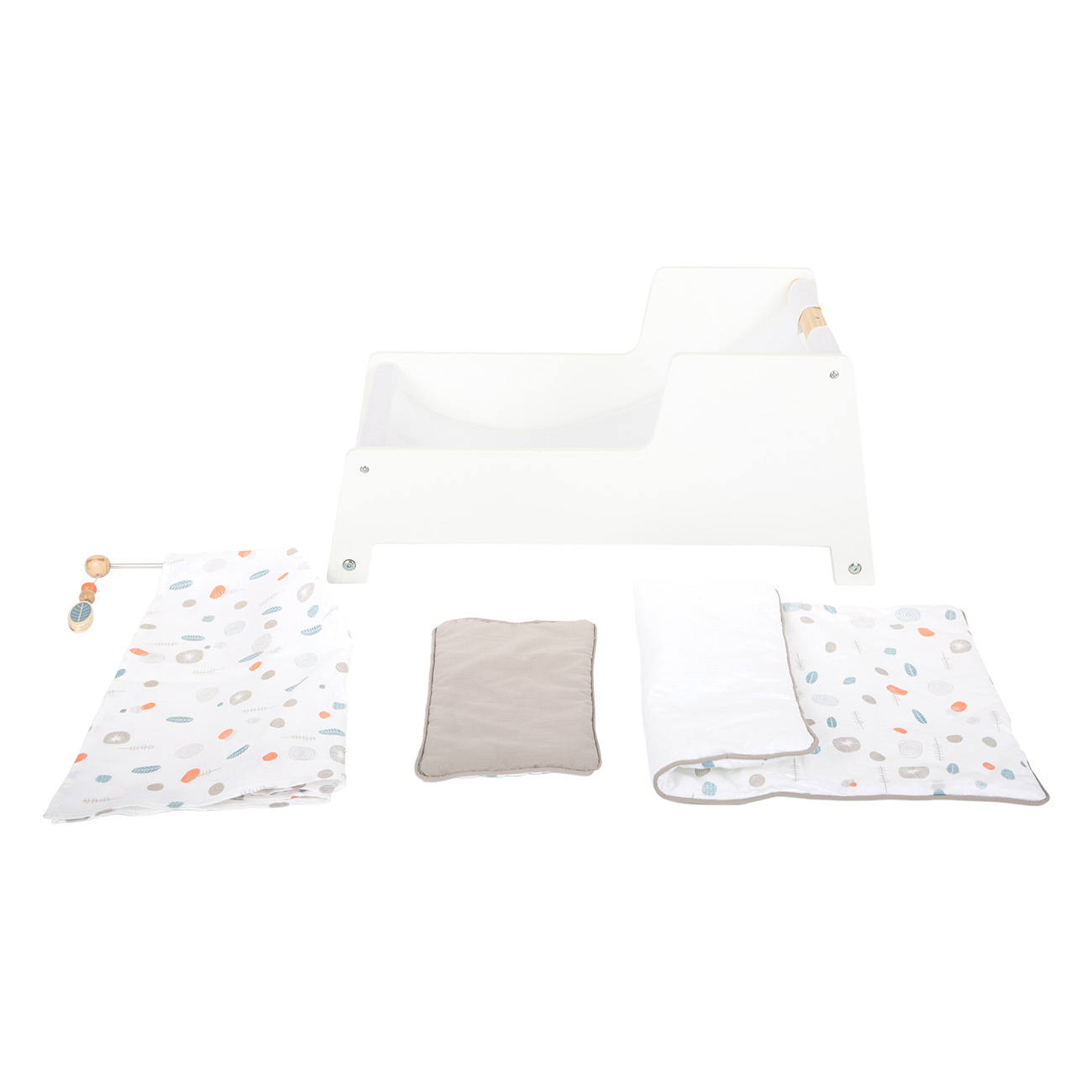 Weißes Babybett mit Bettwäsche und Mobile, isoliert auf weißem Hintergrund, Draufsicht.