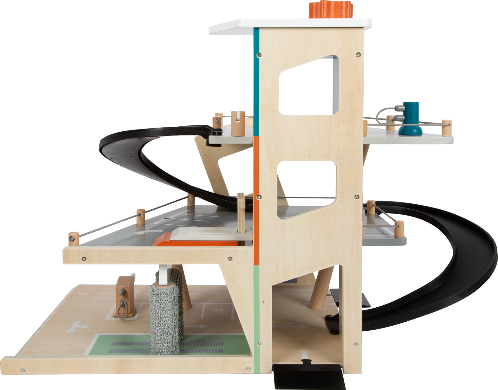 Spielzeug-Autogarage aus Holz mit Rampen und Parkplätzen. Seitenansicht, weißer Hintergrund.