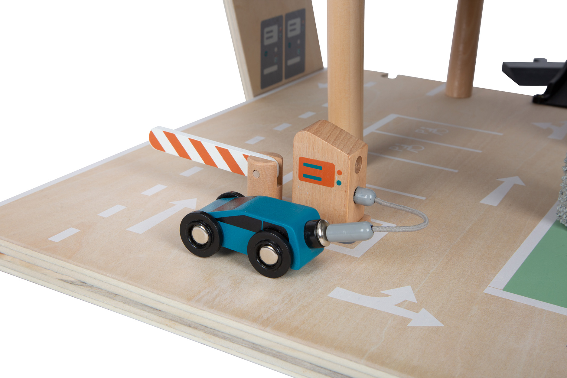 Parkhaus aus Holzspielzeug mit einem blauen Spielzeugauto und einem Schrankentor.