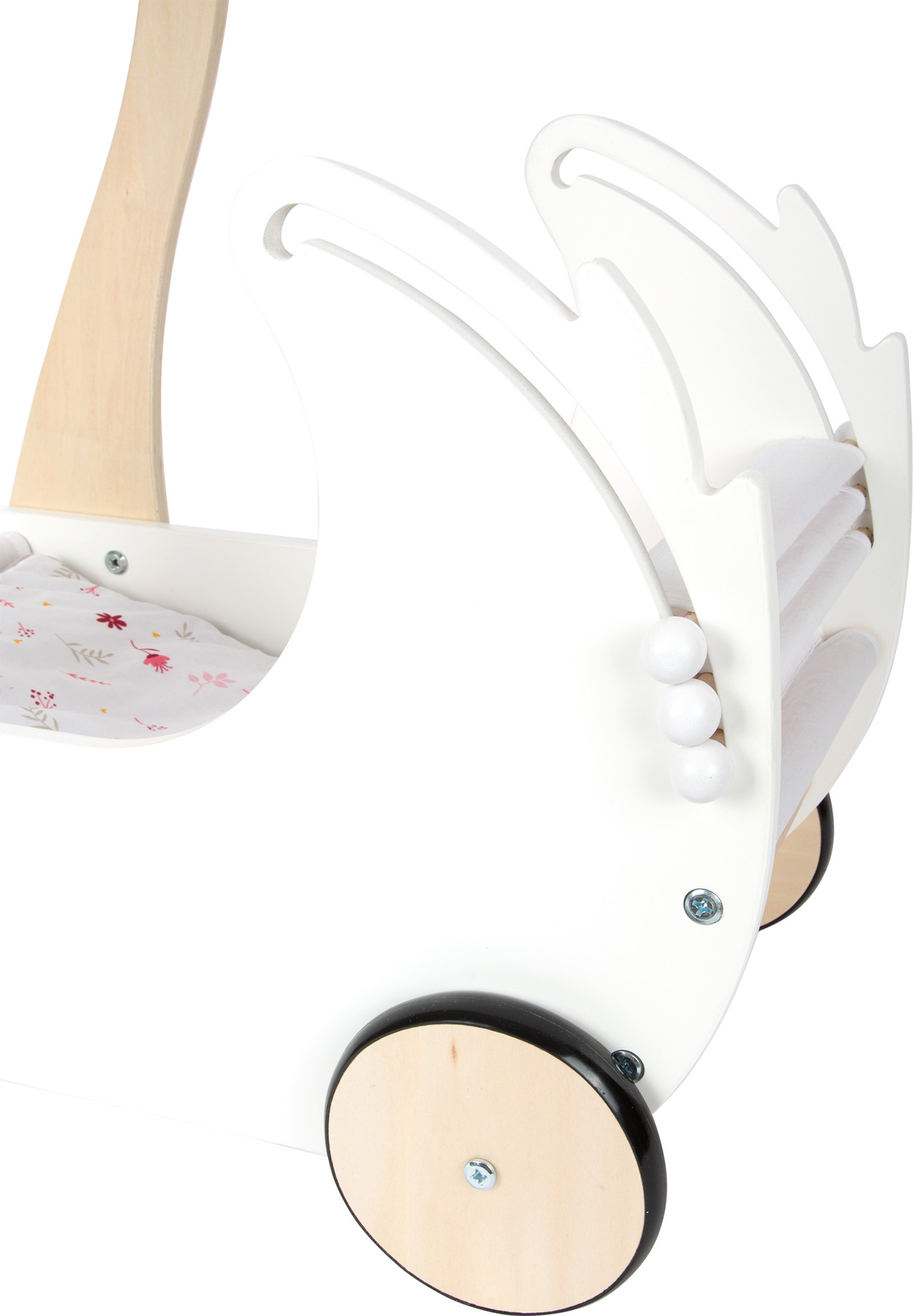 Weißer Baby-Lauflernwagen aus Holz mit floral gemustertem Sitz. Weißer Hintergrund. Räder unten.