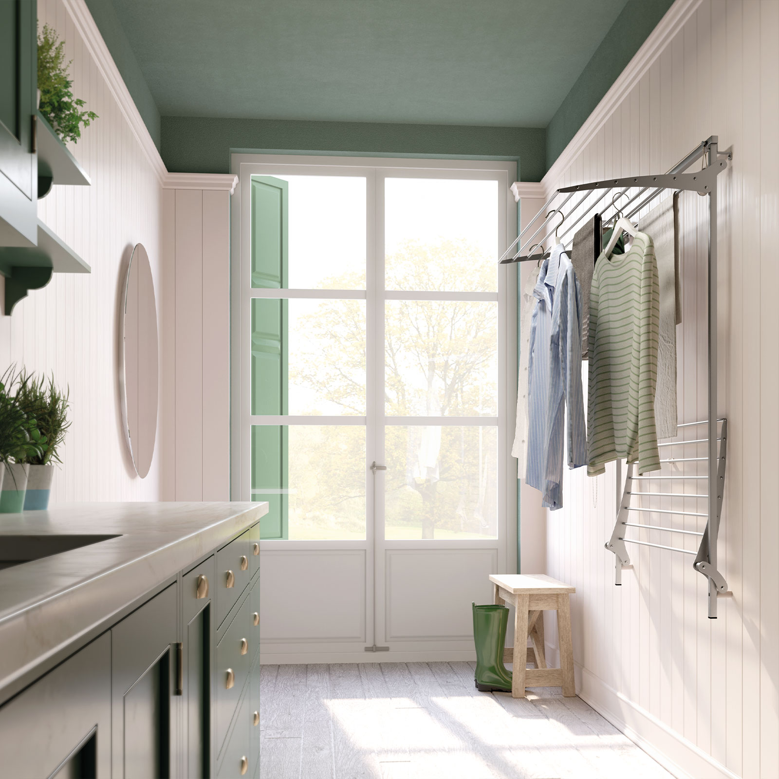 Lavanderia con vestiti appesi, una finestra, e soffitto e cassetti verdi.