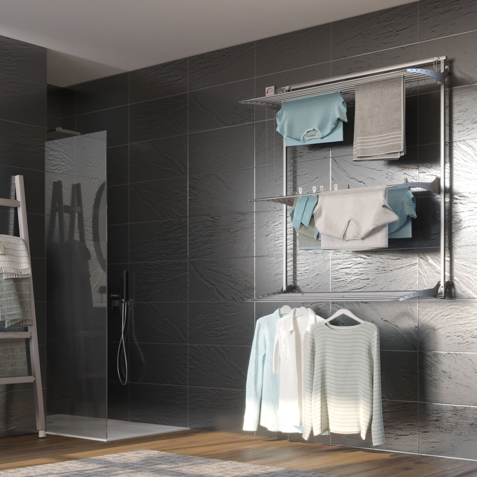 Stendibiancheria con vestiti in un bagno.