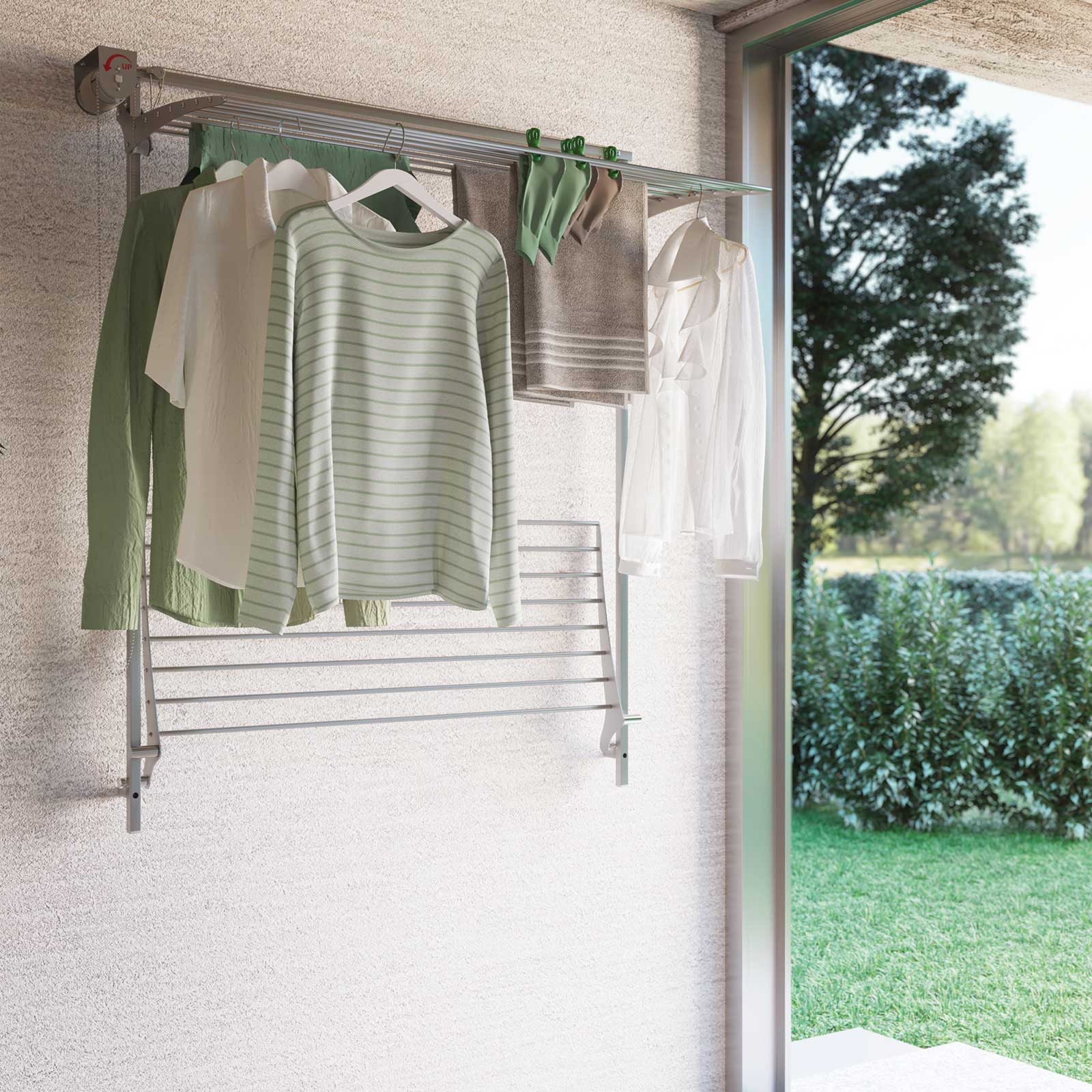 Abiti appesi a un filo all'esterno, vicino a una porta a vetri e a un giardino.