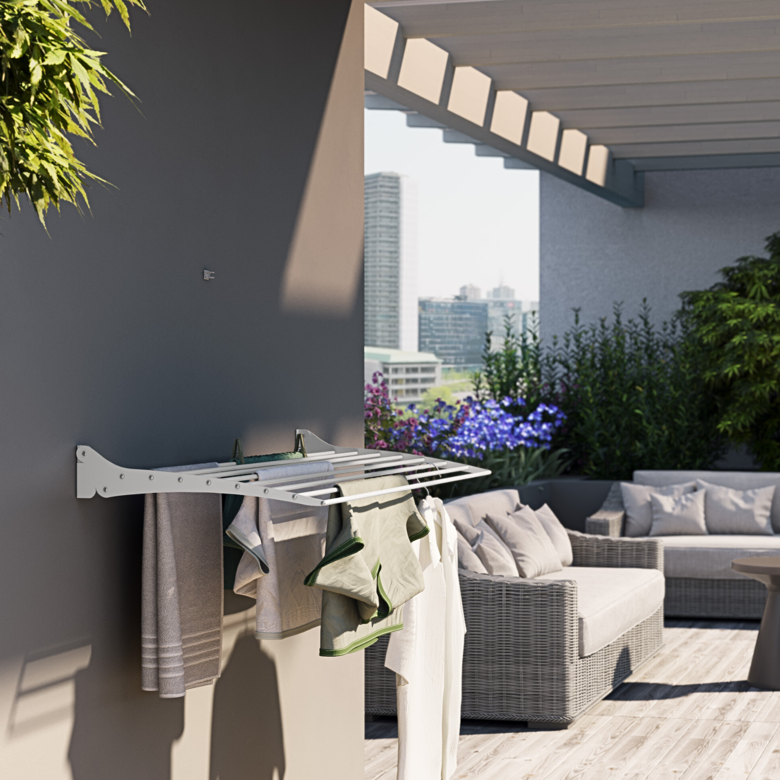 Un'asciugatrice bianca con vestiti appesi su una terrazza con vista sulla città.