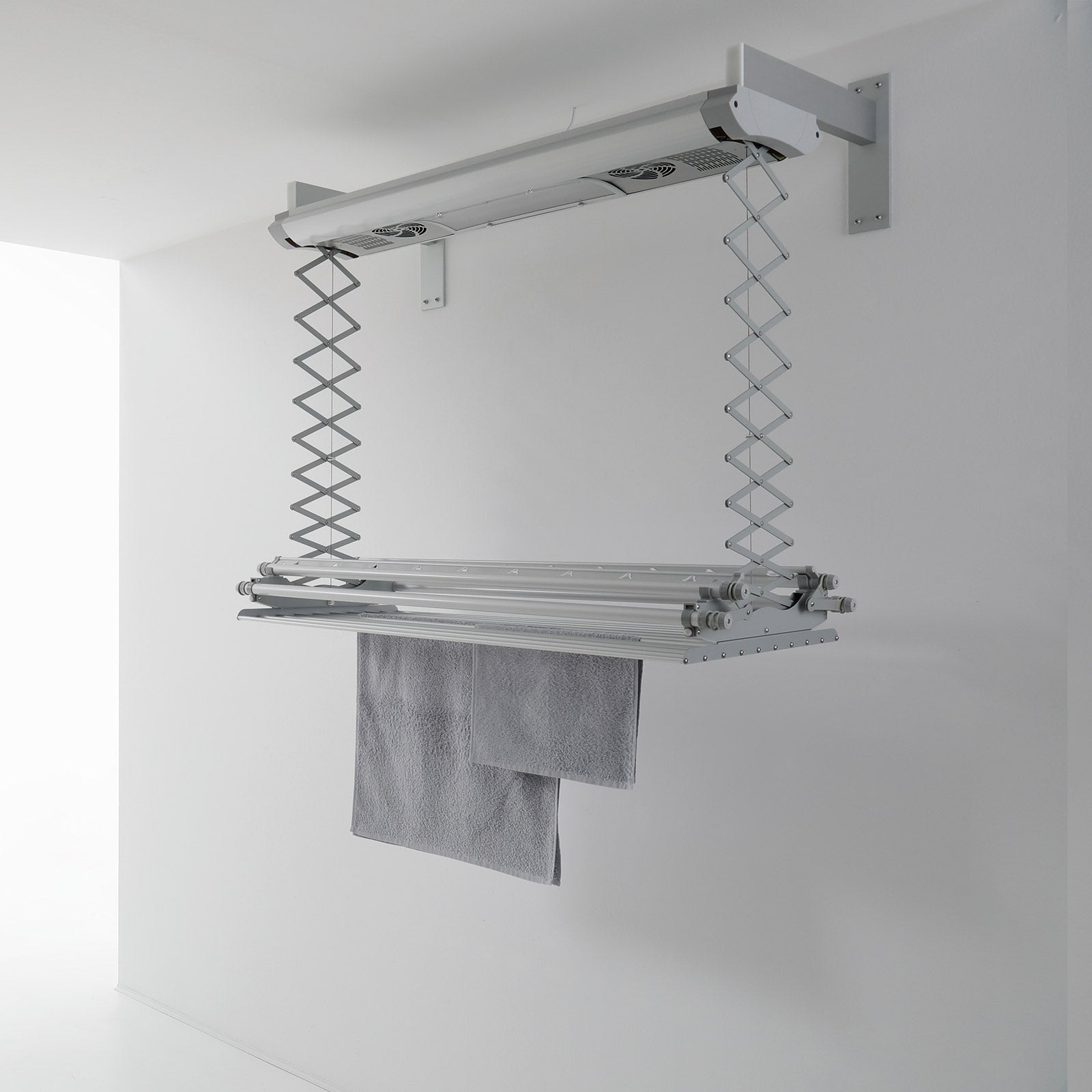 Un stendibiancheria a soffitto. Due asciugamani grigi sono appesi allo stendibiancheria.