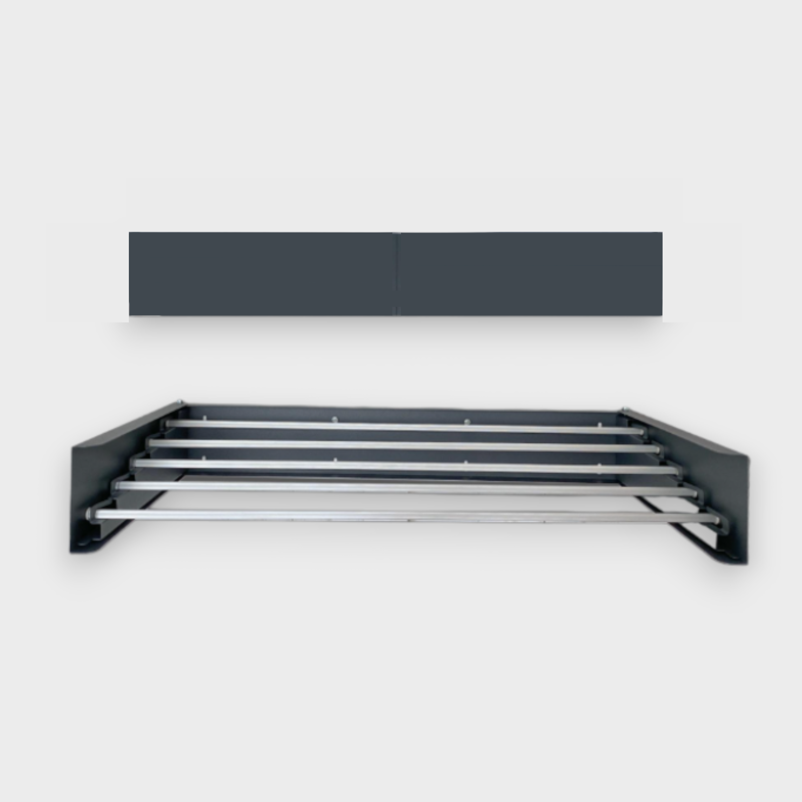 Uno stendibiancheria grigio da parete con più barre metalliche.