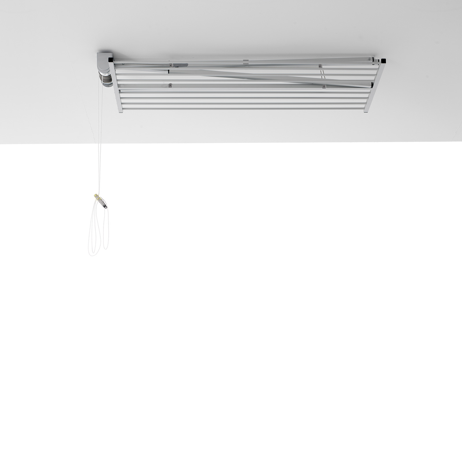 Ansicht von unten eines weißen, an der Decke montierten Wäschetrockners. Der Trockner ist ausgezogen.