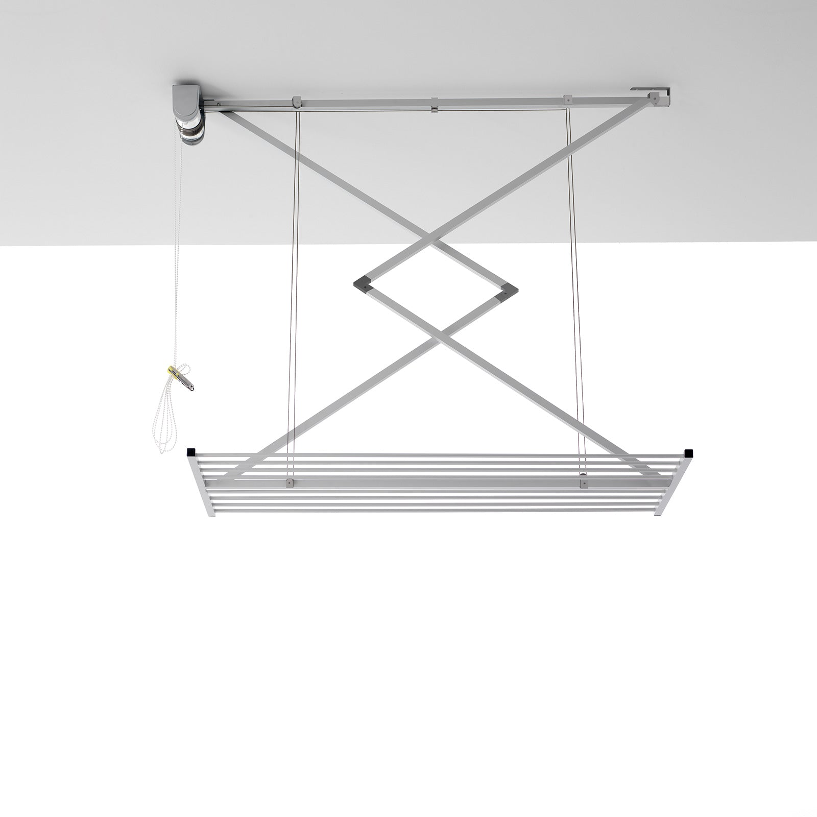 Ein weißer, an der Decke montierter Wäscheständer mit hängender Kleidung. Es ist eine Draufsicht auf weißem Hintergrund.