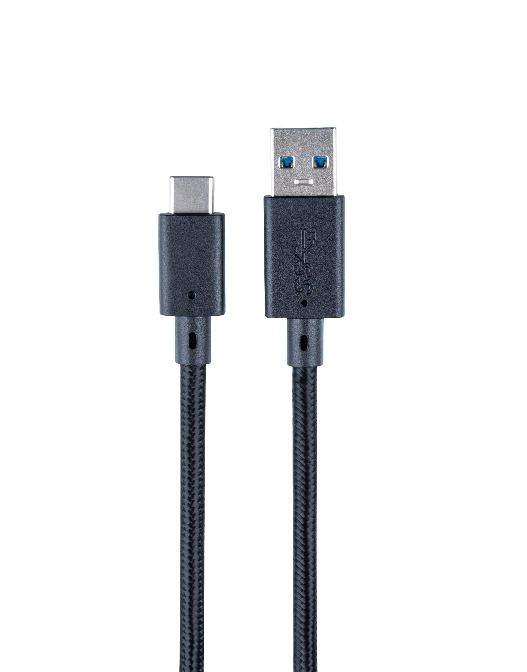 Un cavo da USB-C a USB-A con design intrecciato nero su sfondo bianco.